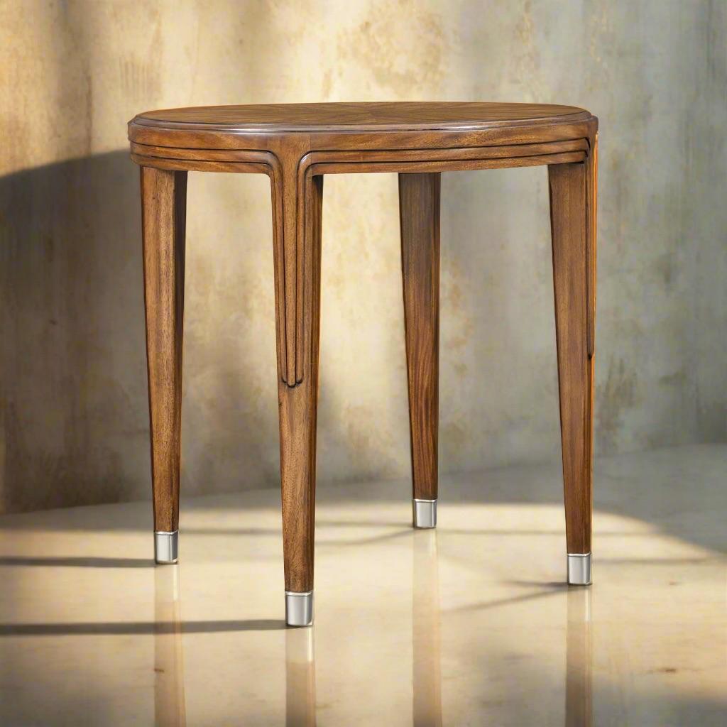 La table d'appoint Art Deco respire l'élégance du début du XXe siècle. Fabriqué en noyer figuré, il présente un grain riche et des pieds fuselés aux détails subtils. Les pieds en nickel ajoutent un raffinement moderne, alliant le charme de l'Art