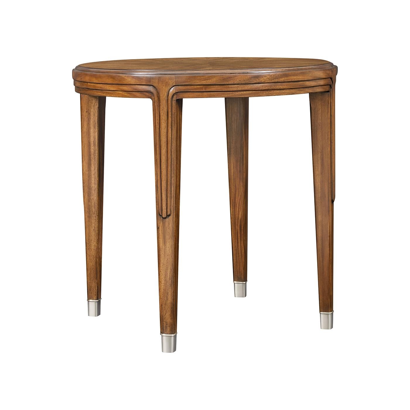 Paire de tables d'appoint rondes en noyer Art Déco Neuf - En vente à Westwood, NJ