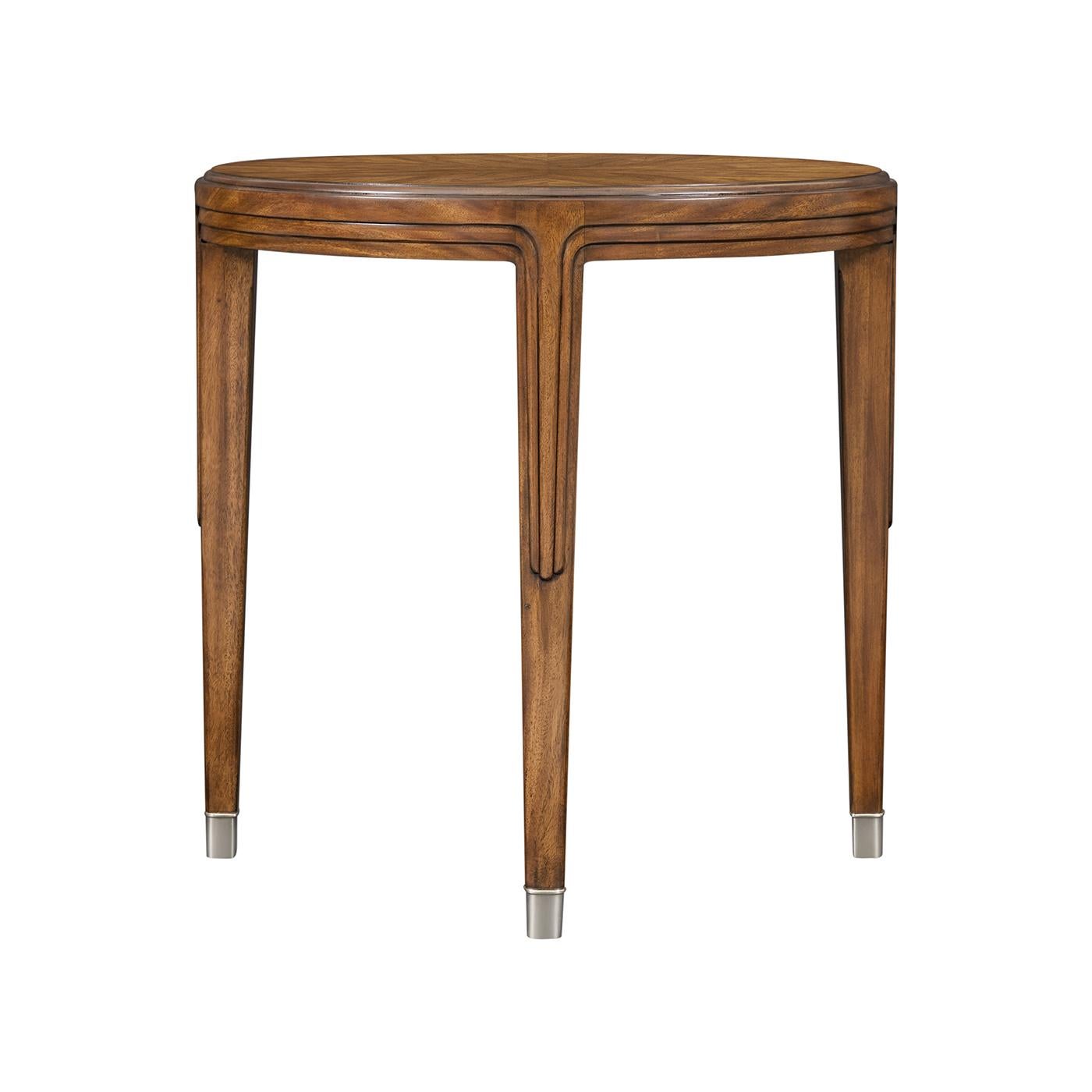 XXIe siècle et contemporain Paire de tables d'appoint rondes en noyer Art Déco en vente