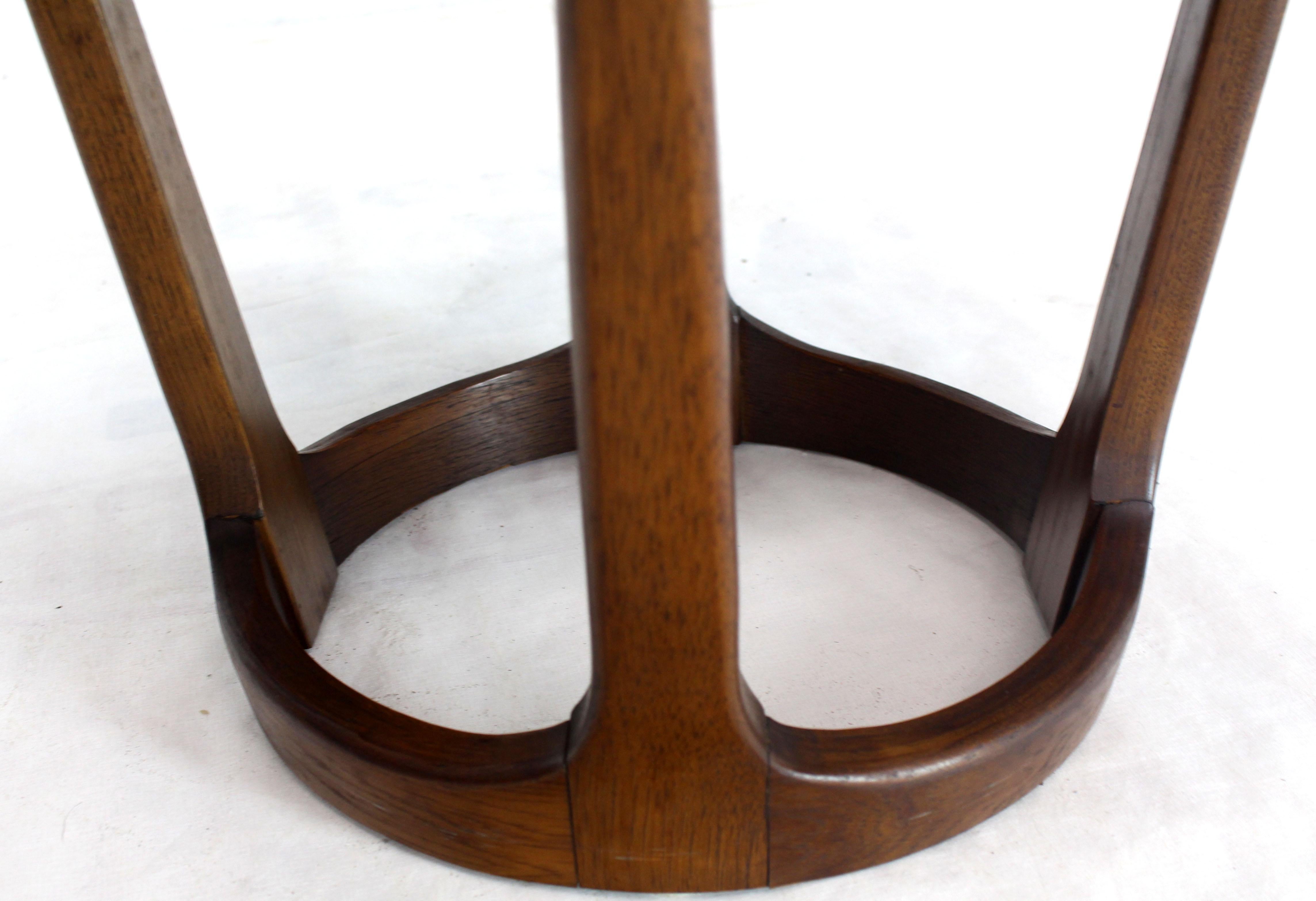 Pair of Round Walnut End Tables Stands on Tapered Bases In Excellent Condition In Rockaway, NJ