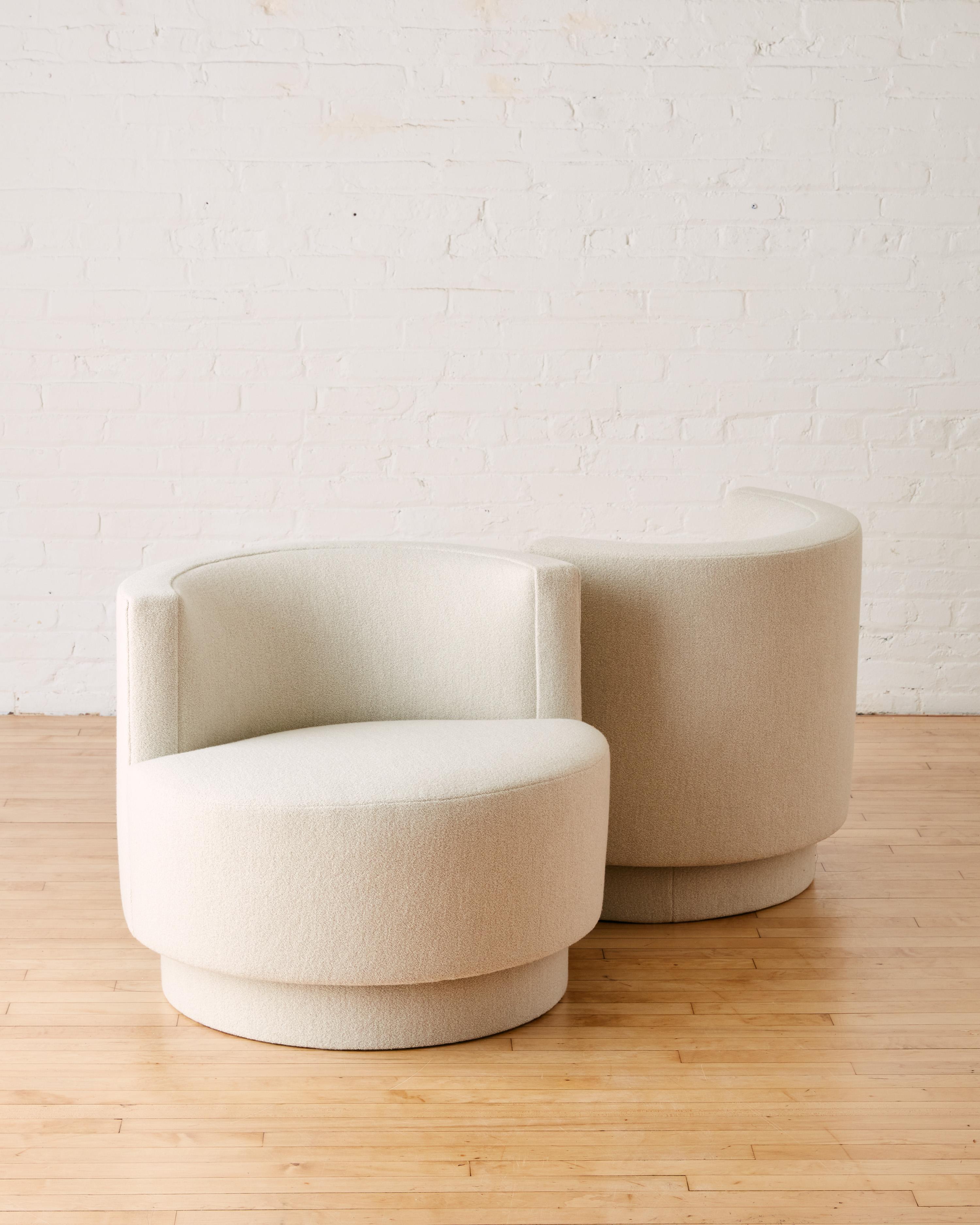 Bouclé Pair of Rounded Swivel Lounge Chairs in the Manner of Franco Fraschini  For Sale