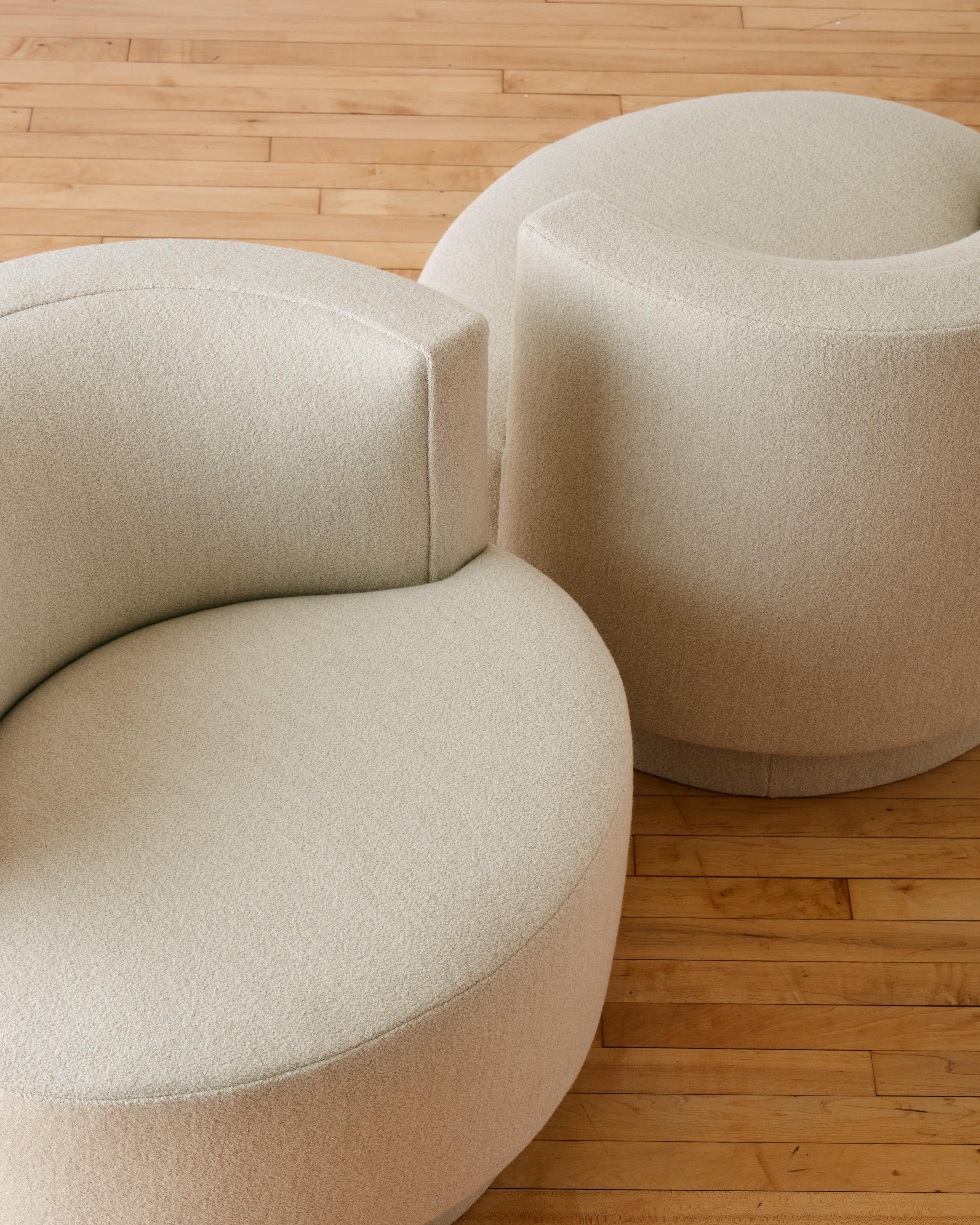 Pair of Rounded Swivel Lounge Chairs in the Manner of Franco Fraschini  For Sale 2