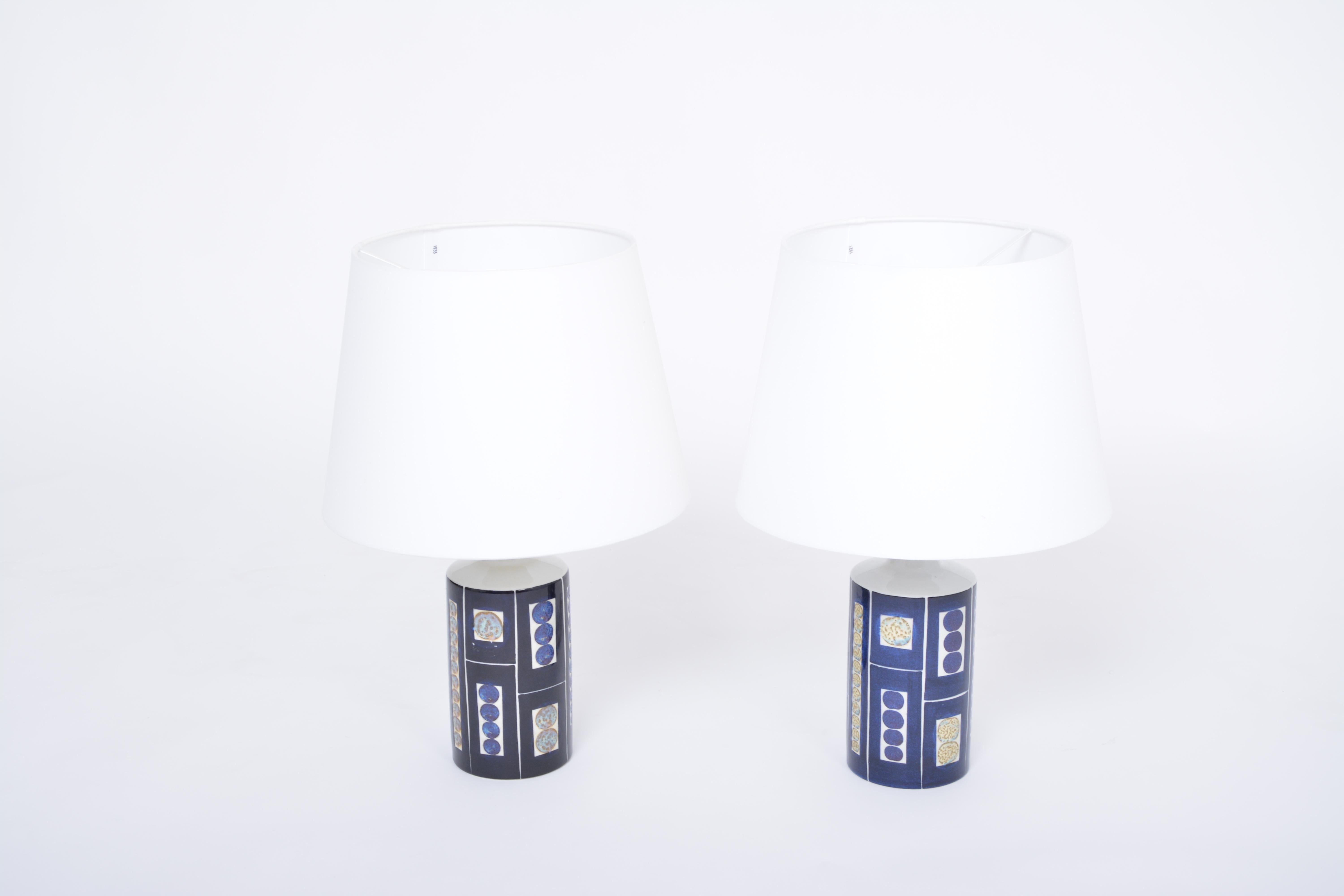 Ein Paar dekorative Tischlampen von aluminia/Royal Copenhagen und Fog & Mørup. Die Lampen wurden in Zusammenarbeit mit dem dänischen Lampenhersteller Fog & Mørup hergestellt. Das kühne Design stammt von Inge-Lise Koefoed. 
Markiert auf der