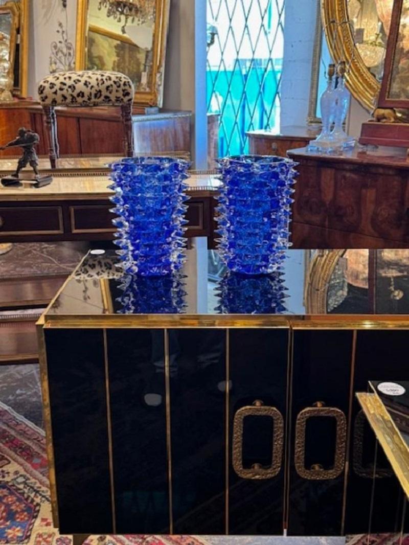 Graziosa coppia di vasi in vetro di Murano blu reale in vetro Rostrada. Una favolosa coppia scintillante che sarebbe un ottimo regalo!!!
11h x 8w