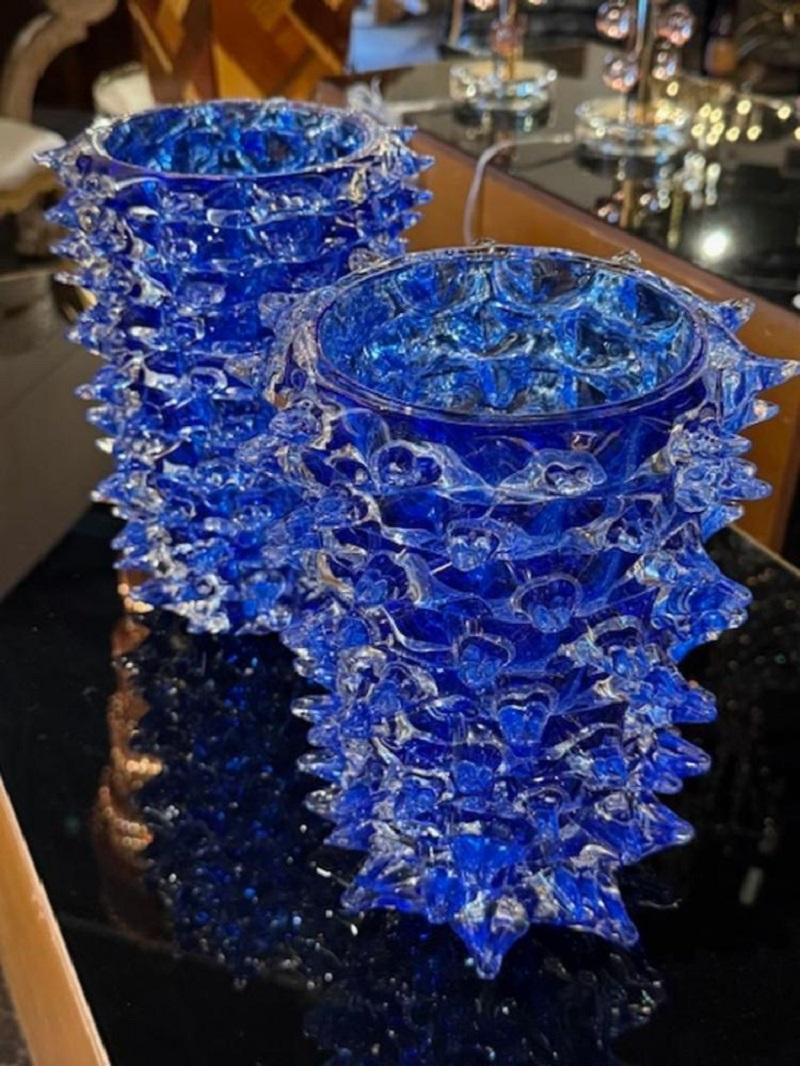 XXI secolo e contemporaneo Coppia di vasi in vetro di Murano blu reale in vetro Rostrada in vendita