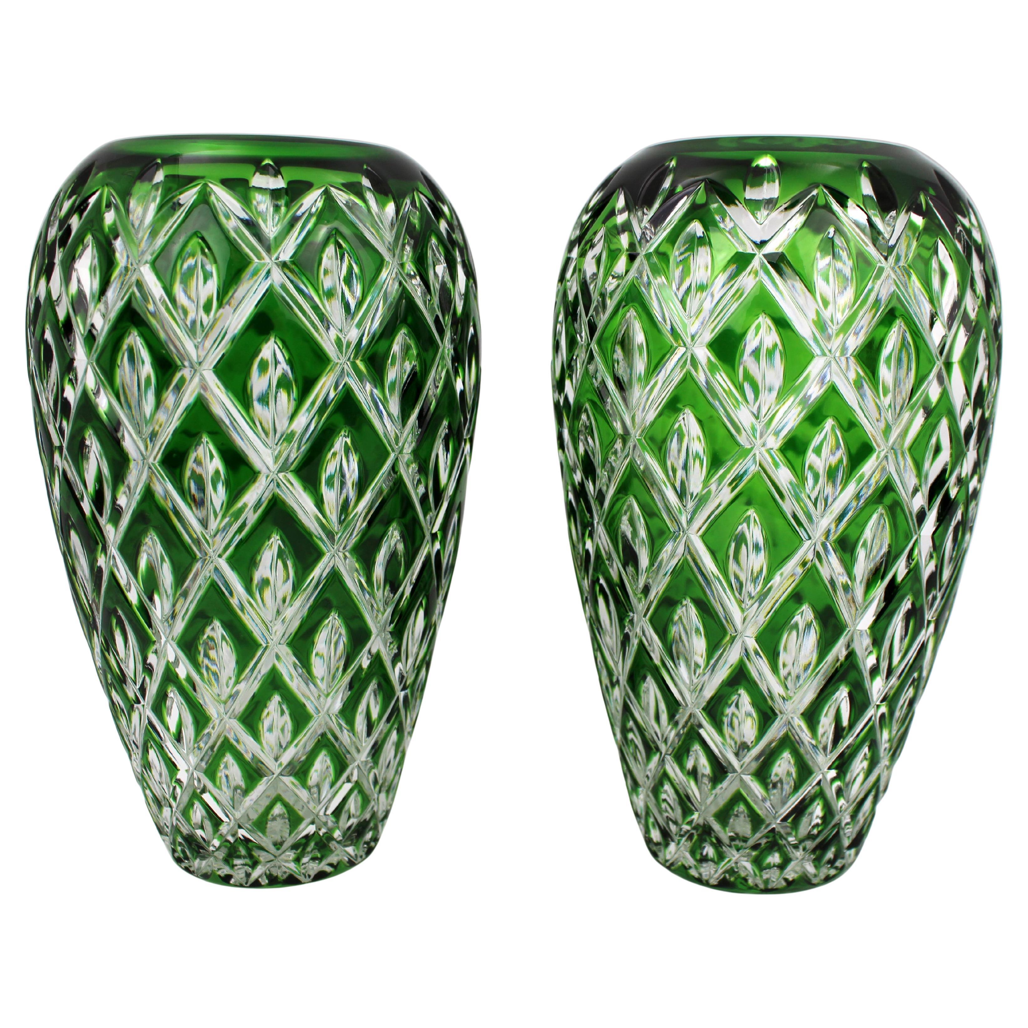 Paar Vasen aus geschliffenem Royal Brierley Green Overlay-Kristall im Angebot