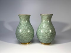 Coppia di vasi di Royal Copenhagen in vetro craquelé verde pallido, bordatura dorata #3474