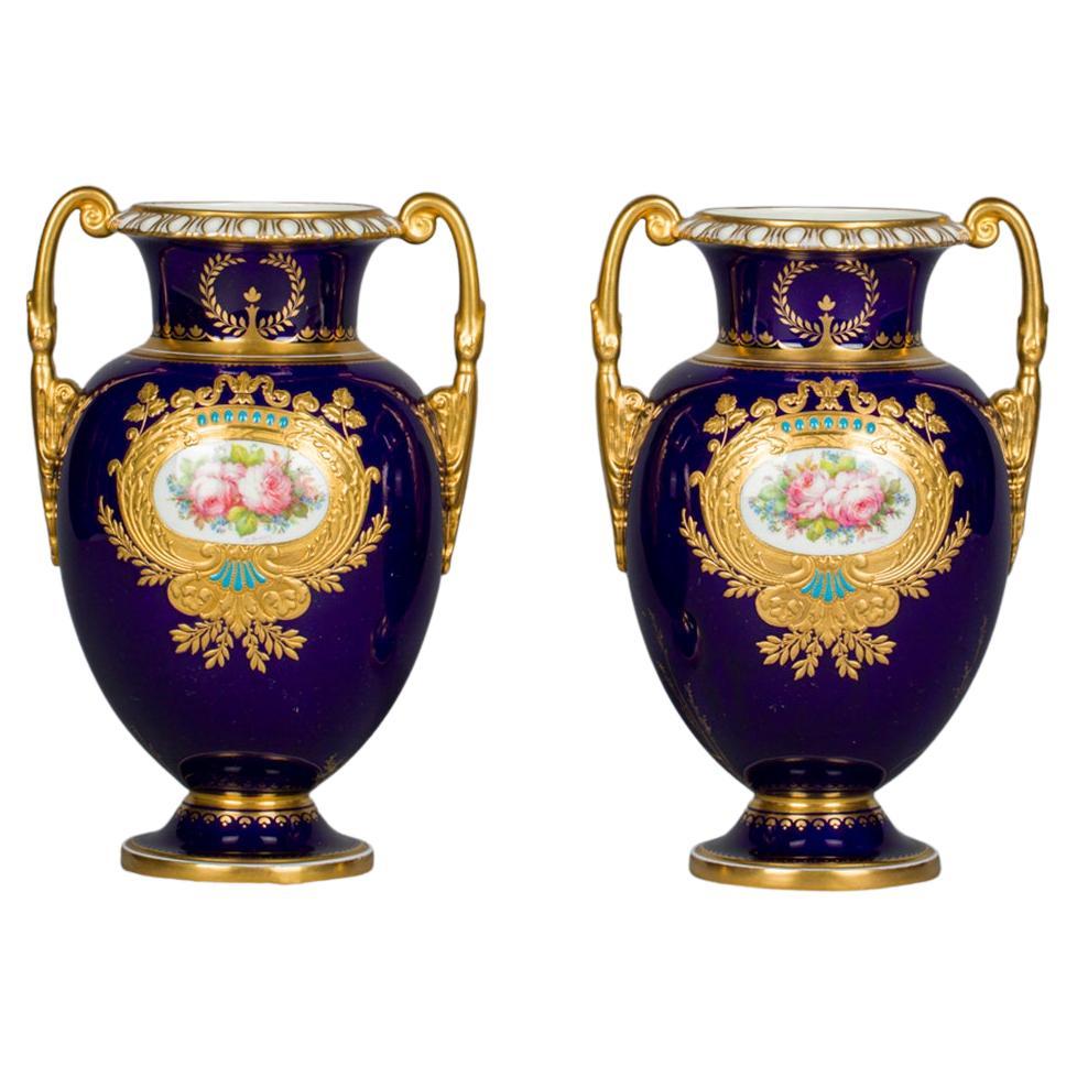 Kobaltblaue Royal Crown Derby-Vasen, datiert 1913, Paar