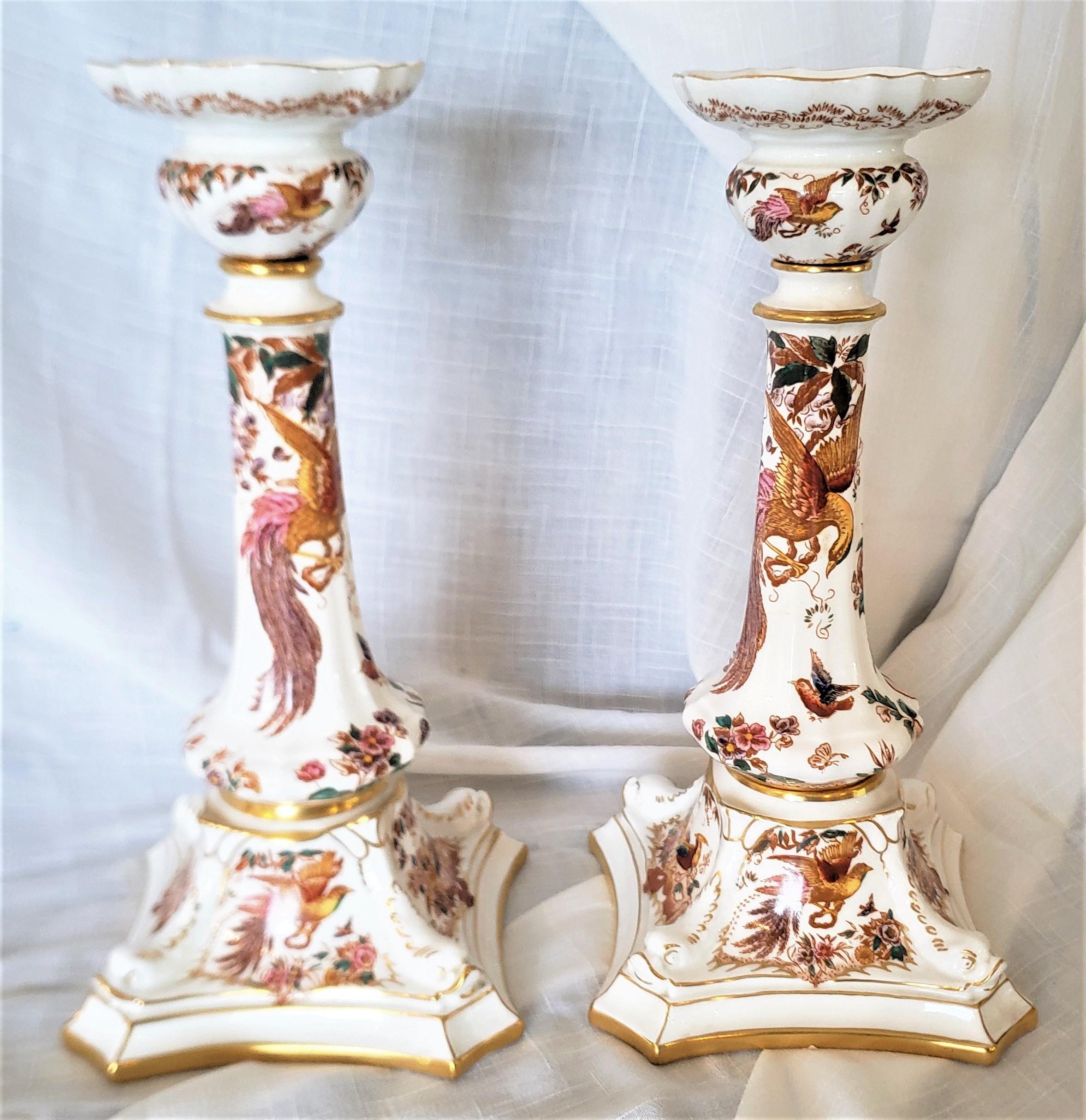 Paar Royal Crown Derby Olde Avesbury Muster Kerzenständer & 8 Essteller (Hochviktorianisch) im Angebot