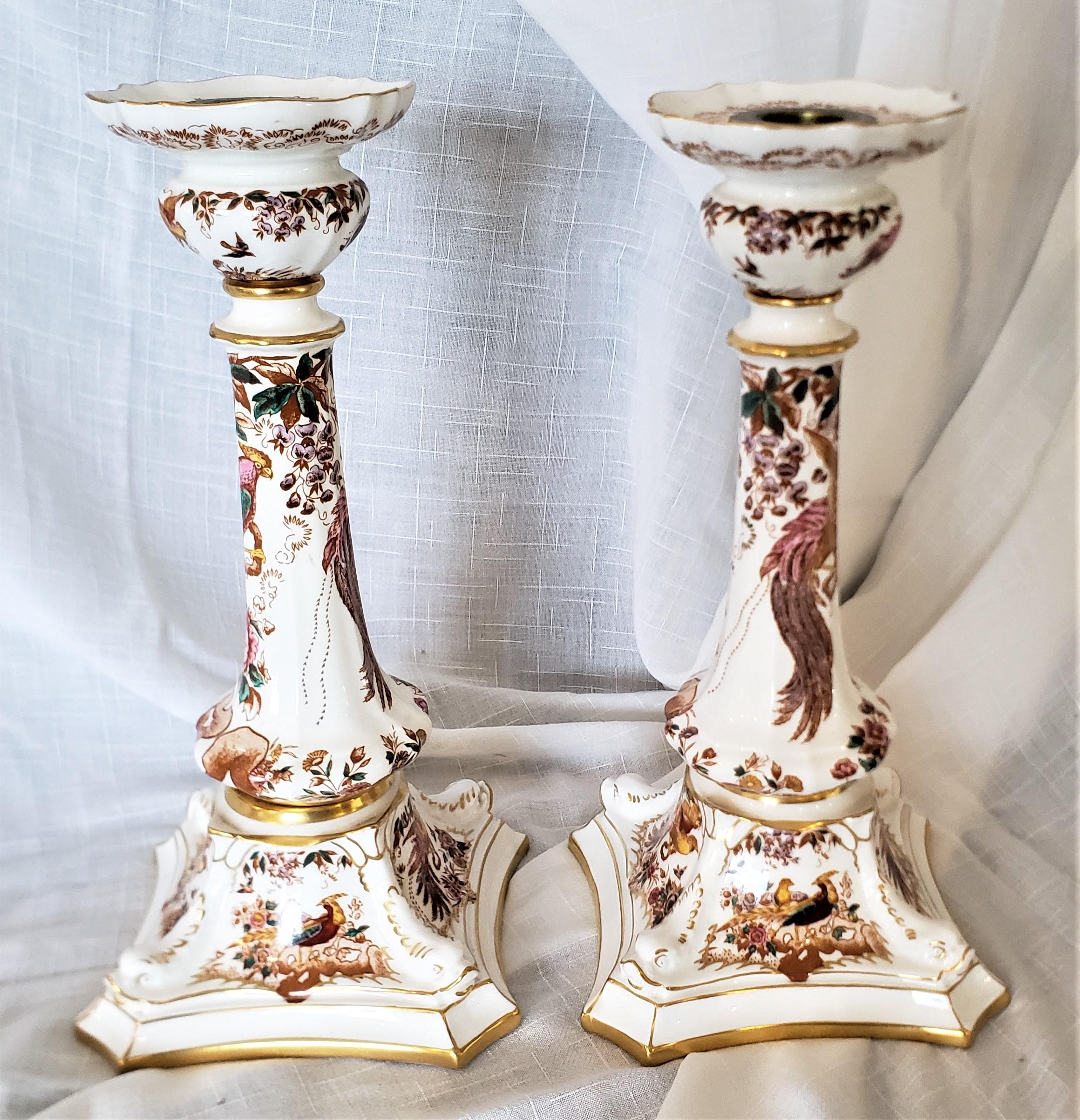 Paar Royal Crown Derby Olde Avesbury Muster Kerzenständer & 8 Essteller (Englisch) im Angebot