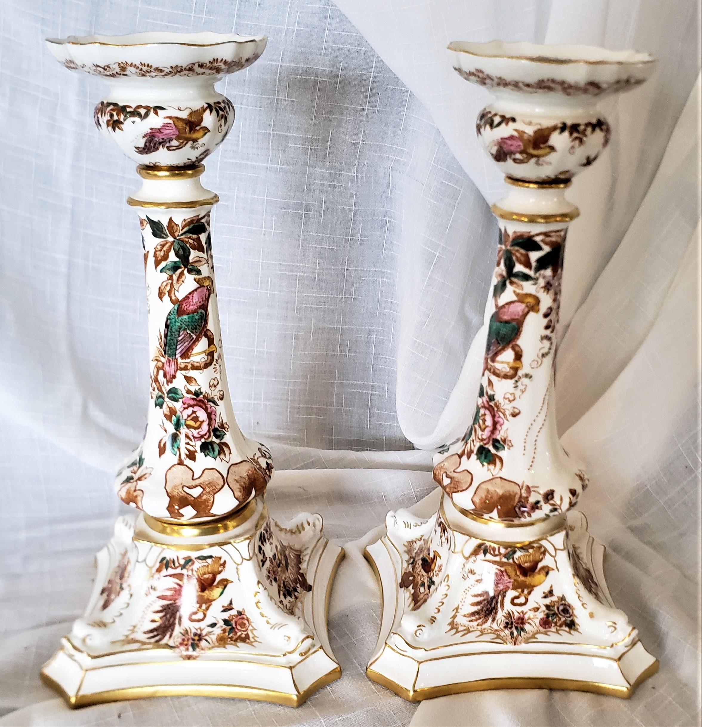 Paar Royal Crown Derby Olde Avesbury Muster Kerzenständer & 8 Essteller (Handgefertigt) im Angebot