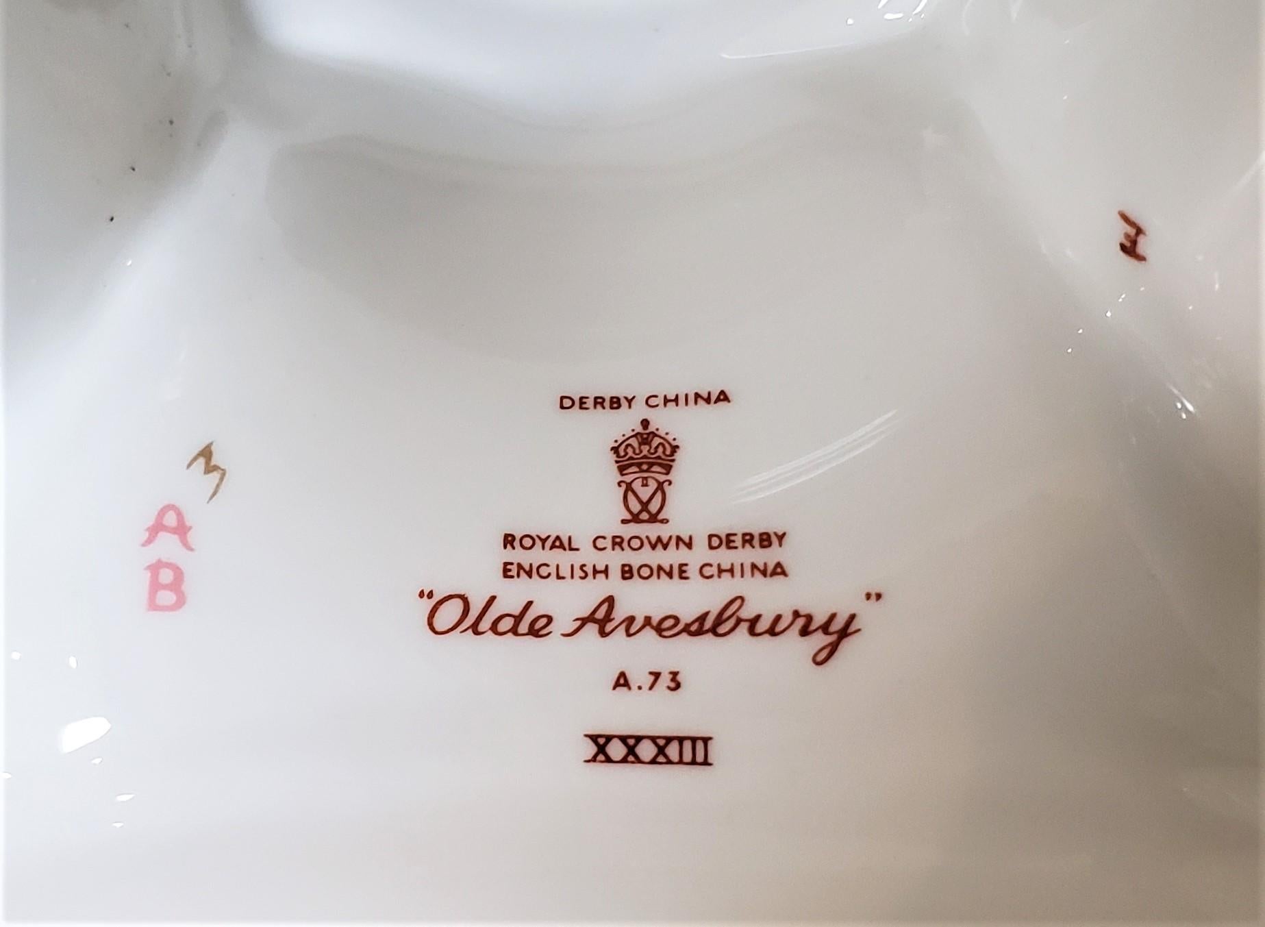Pair of Royal Crown Derby Olde Avesbury Pattern Candlesticks & 8 Dinner Plates In Good Condition For Sale In Hamilton, Ontario