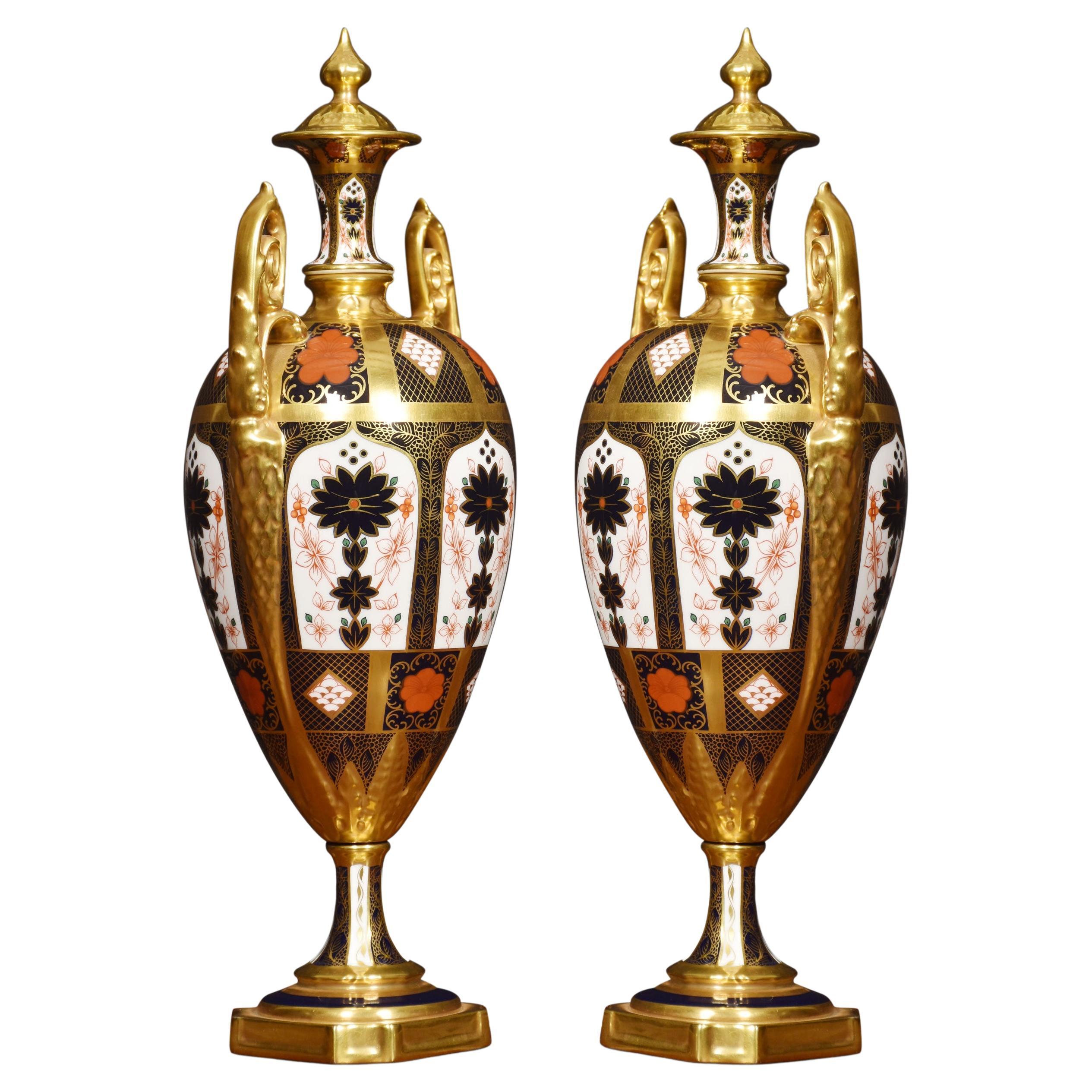 Paire de vases Royal Crown Derby de la Royal Crown