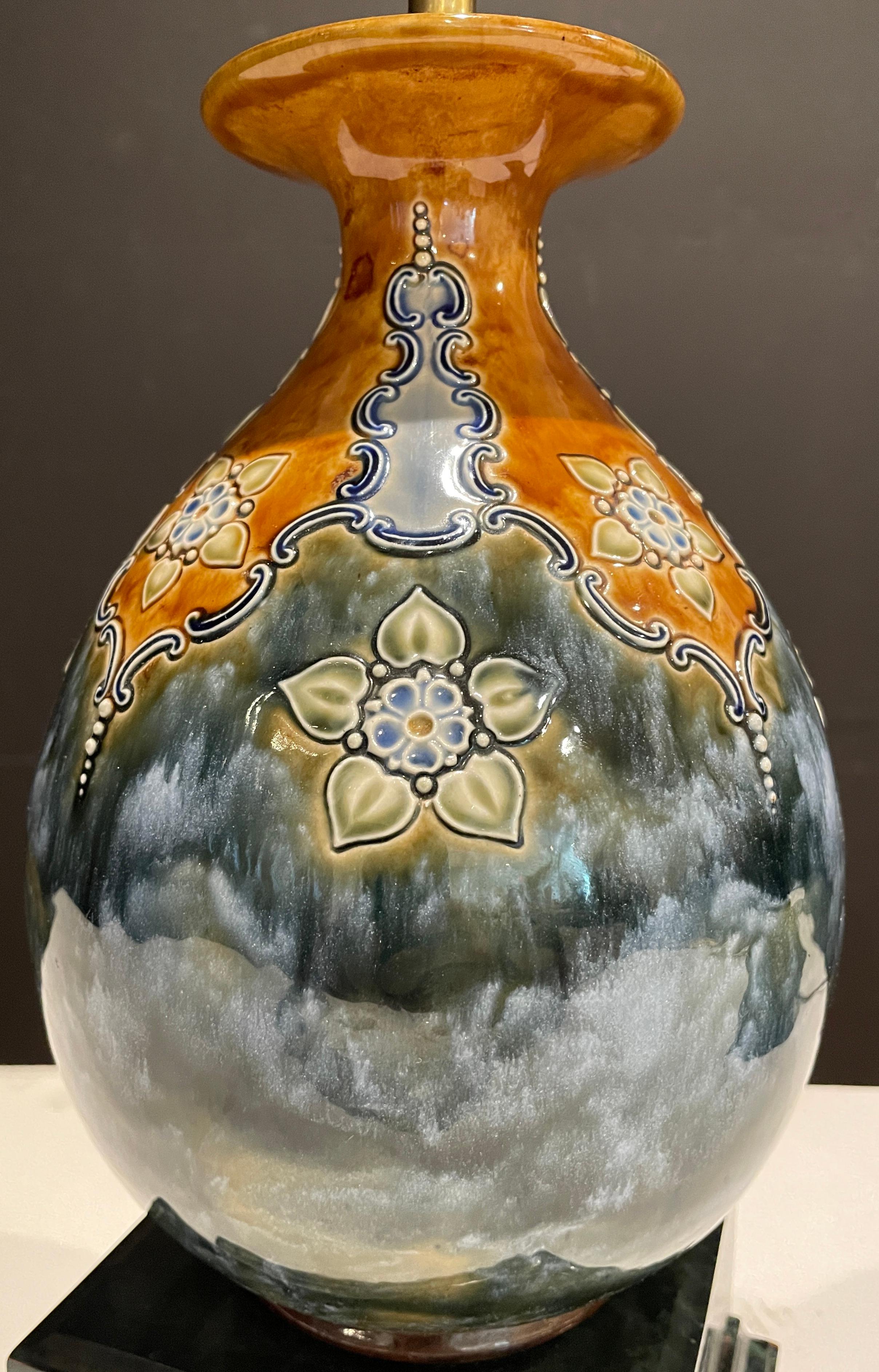 Art nouveau Paire de vases émaillés bleus Royal Doulton à utiliser comme lampes en vente