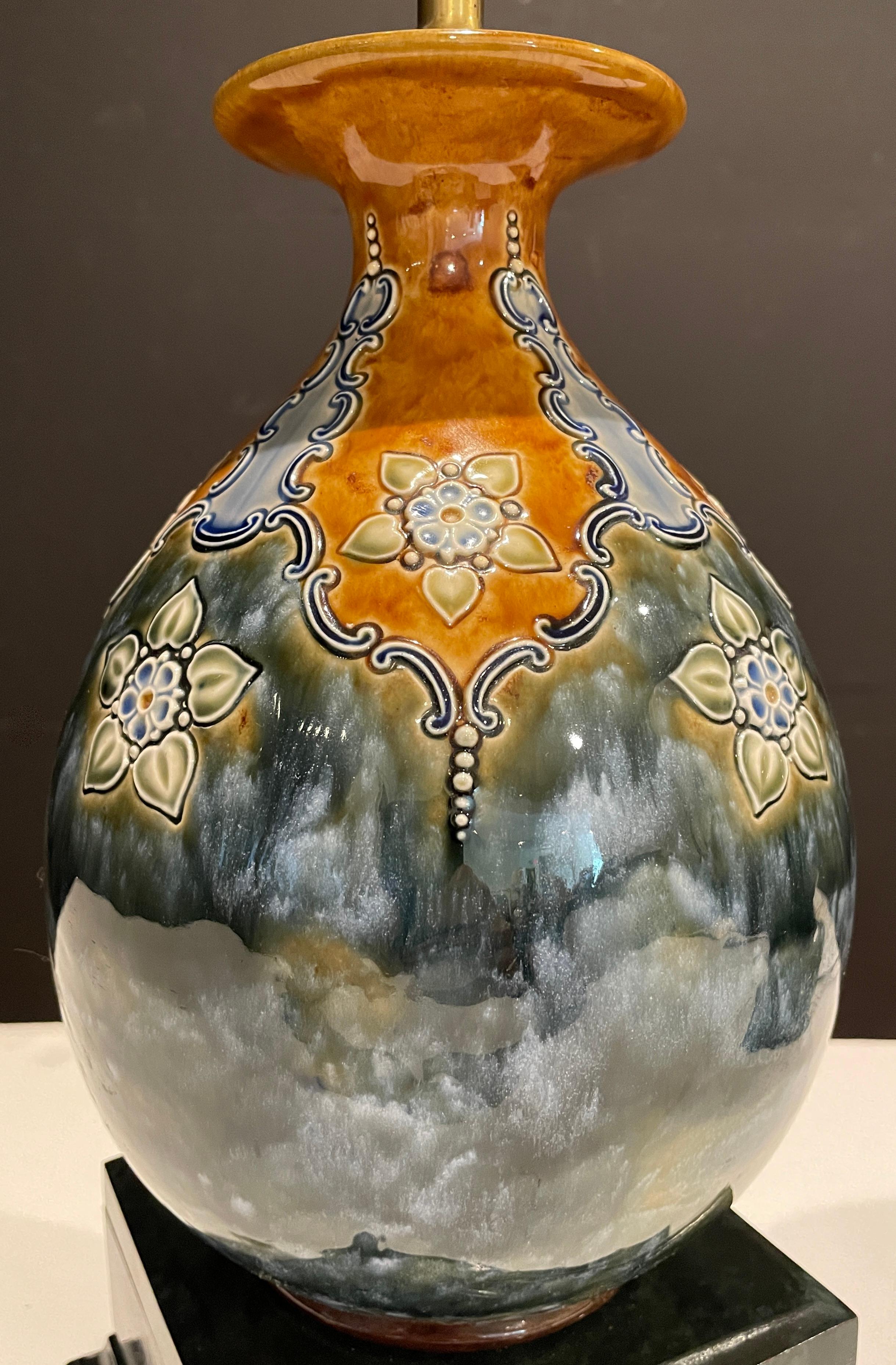 Blau glasierte Royal Doulton-Vasen als Lampen, Paar (Englisch) im Angebot
