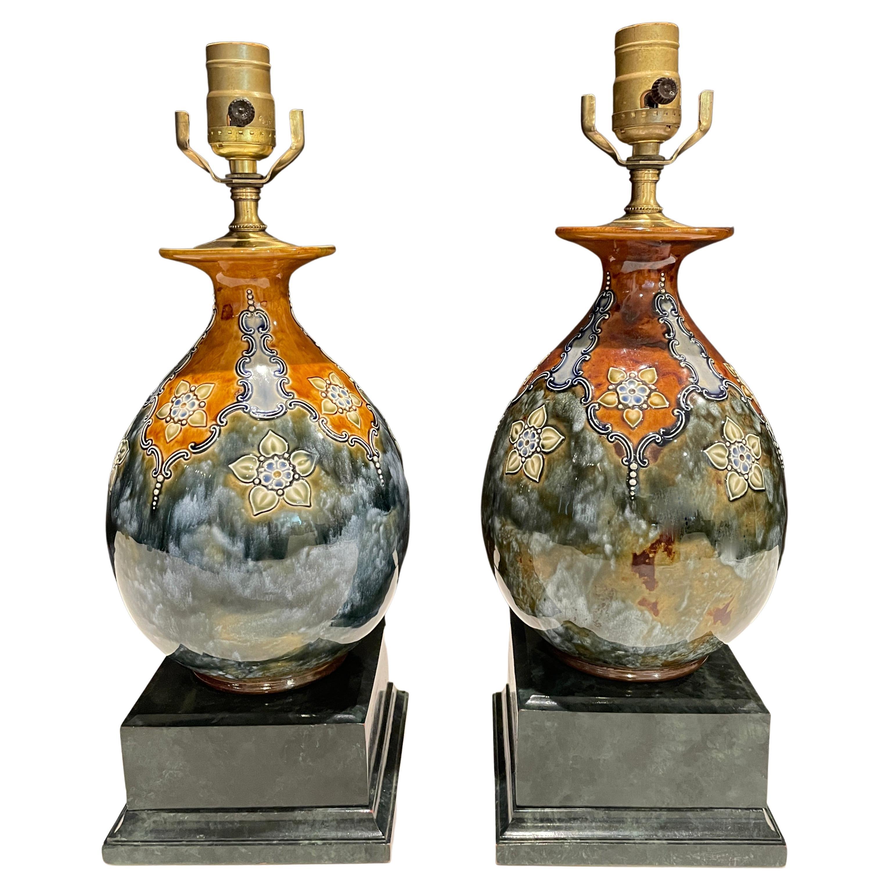 Paire de vases émaillés bleus Royal Doulton à utiliser comme lampes en vente