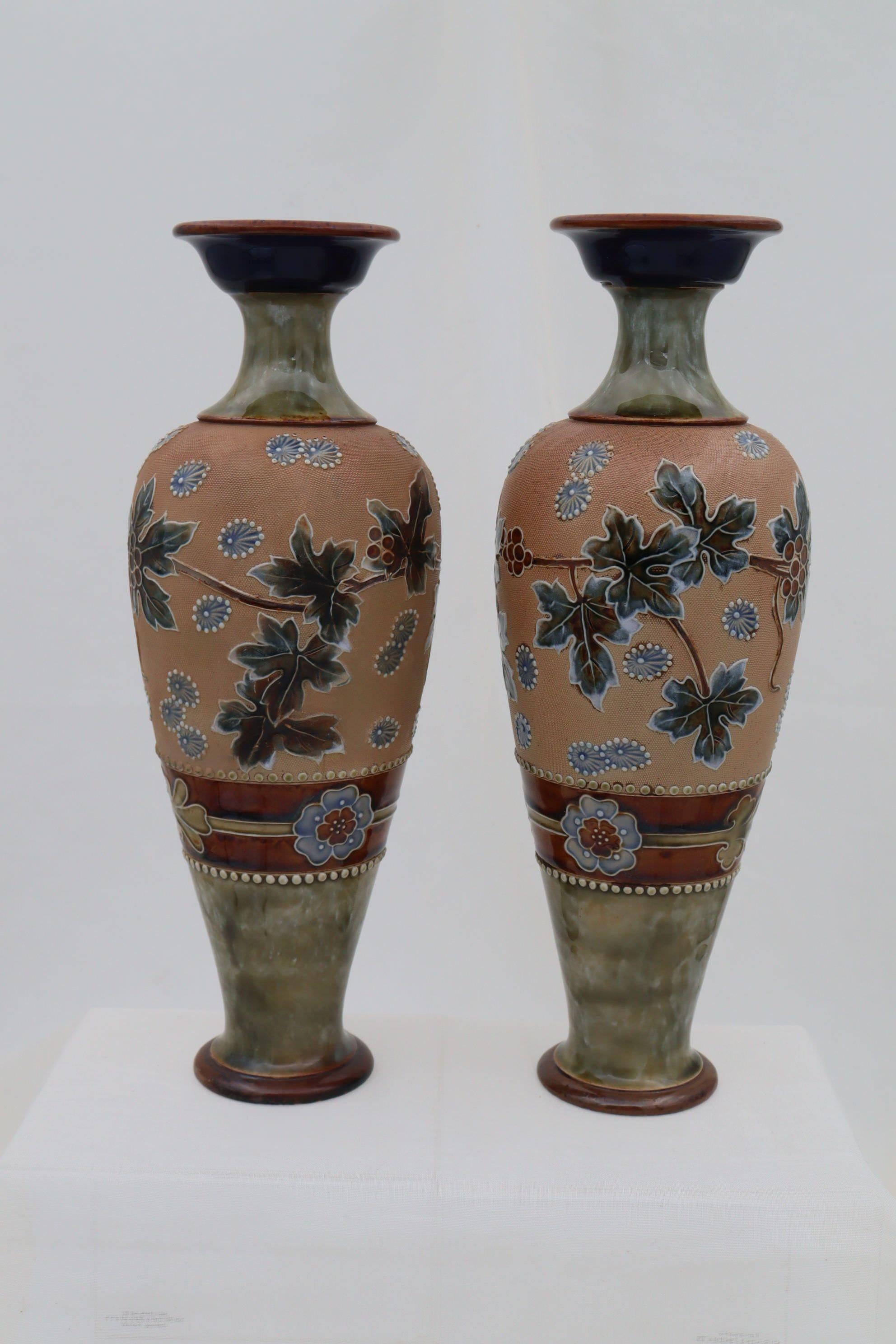 Dieses Paar balusterförmiger Royal Doulton-Vasen ist in der von Doulton patentierten Chine Ware-Manier dekoriert. Das Doulton- und Slaters-Patent, auch bekannt als Chine-Ware, war ein Dekorationsverfahren, bei dem Stücke aus Leinen, Spitze, Netz