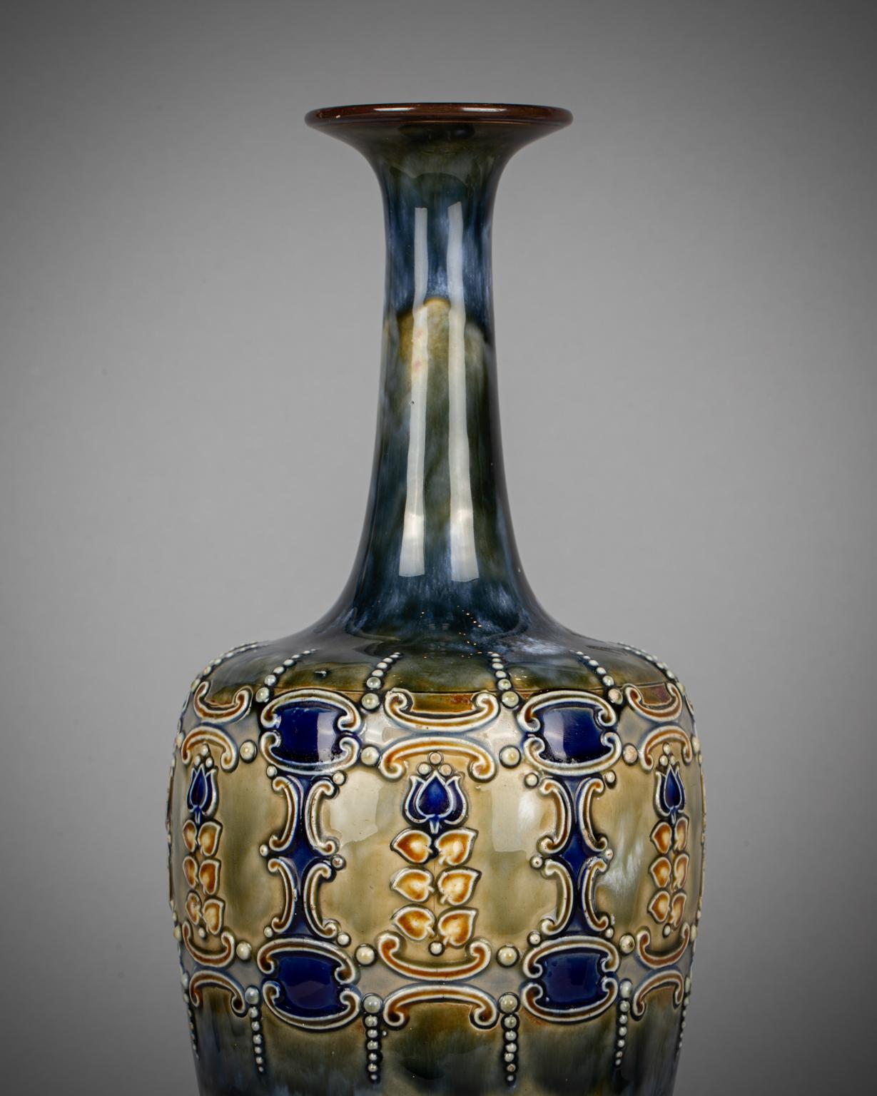 Coppia di vasi in gres di Royal Doulton, inizio XX secolo In condizioni buone in vendita a New York, NY