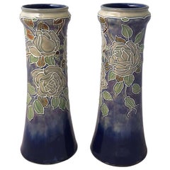 Paire de vases Royal Doulton de la période Arts & Crafts, « Prix comme une paire »