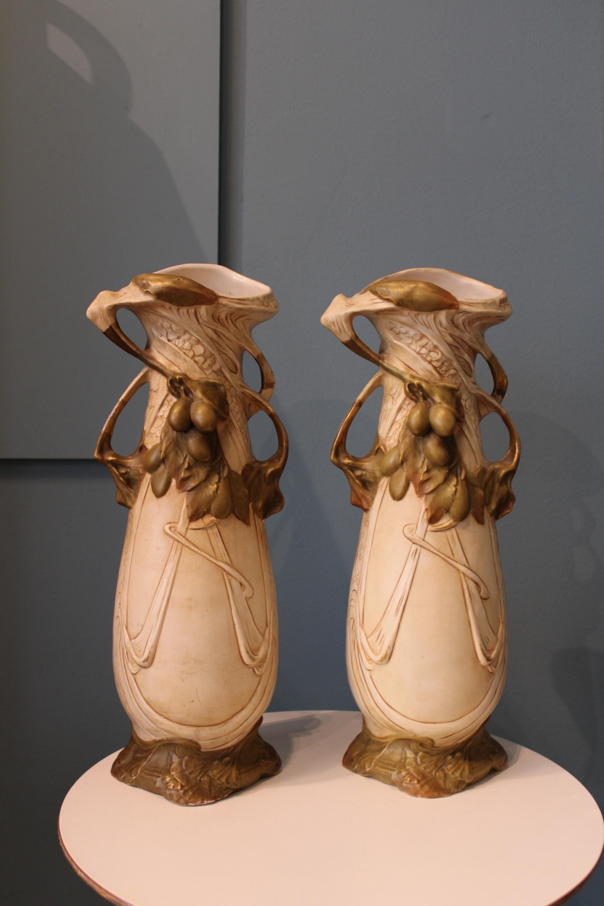 Paire de vases en porcelaine, de Royal Dux Bohemia Art Nouveau.
19ème siècle.