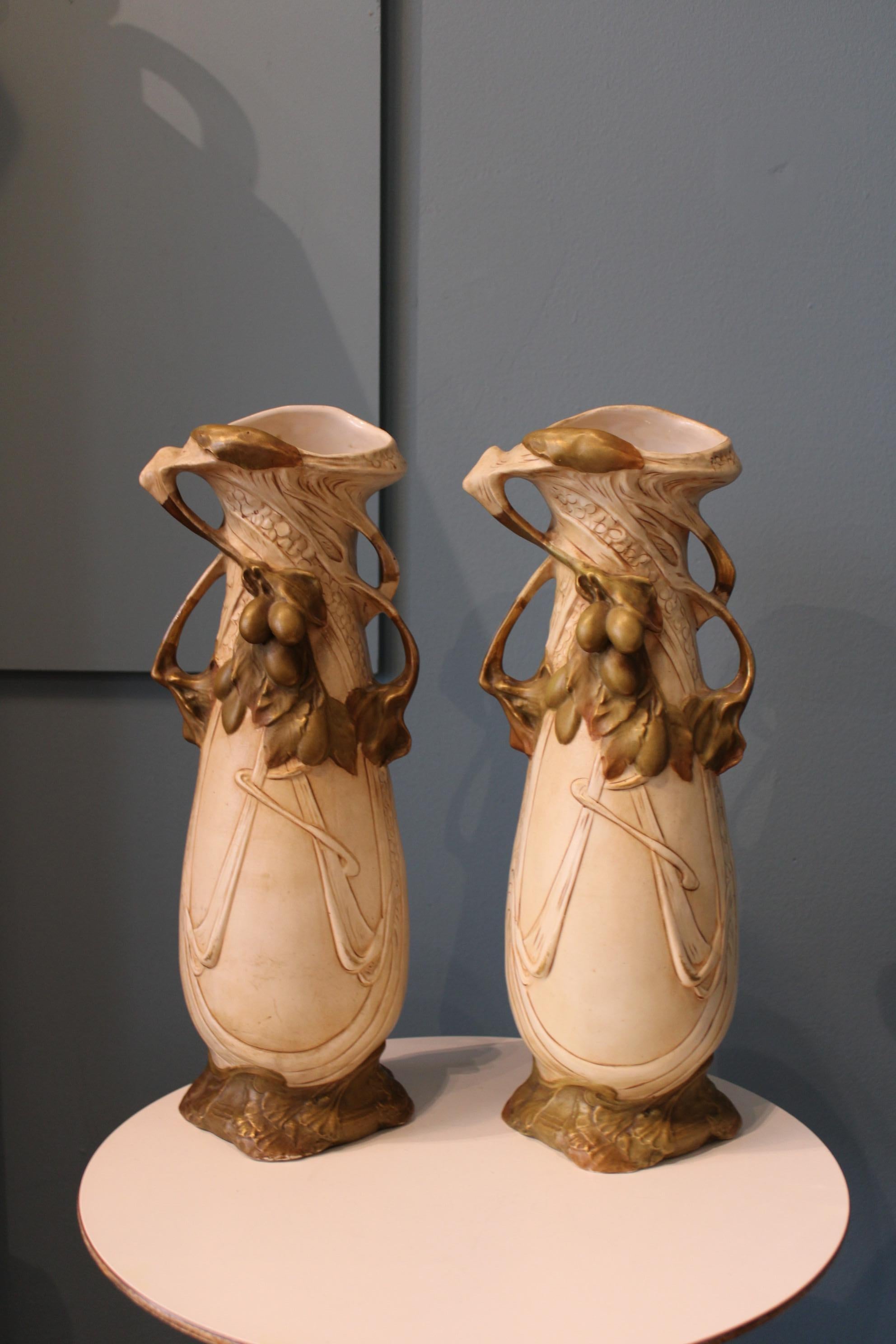 Porcellana Coppia di vasi in porcellana Royal Dux Bohemia Art Nouveau del XIX secolo in vendita