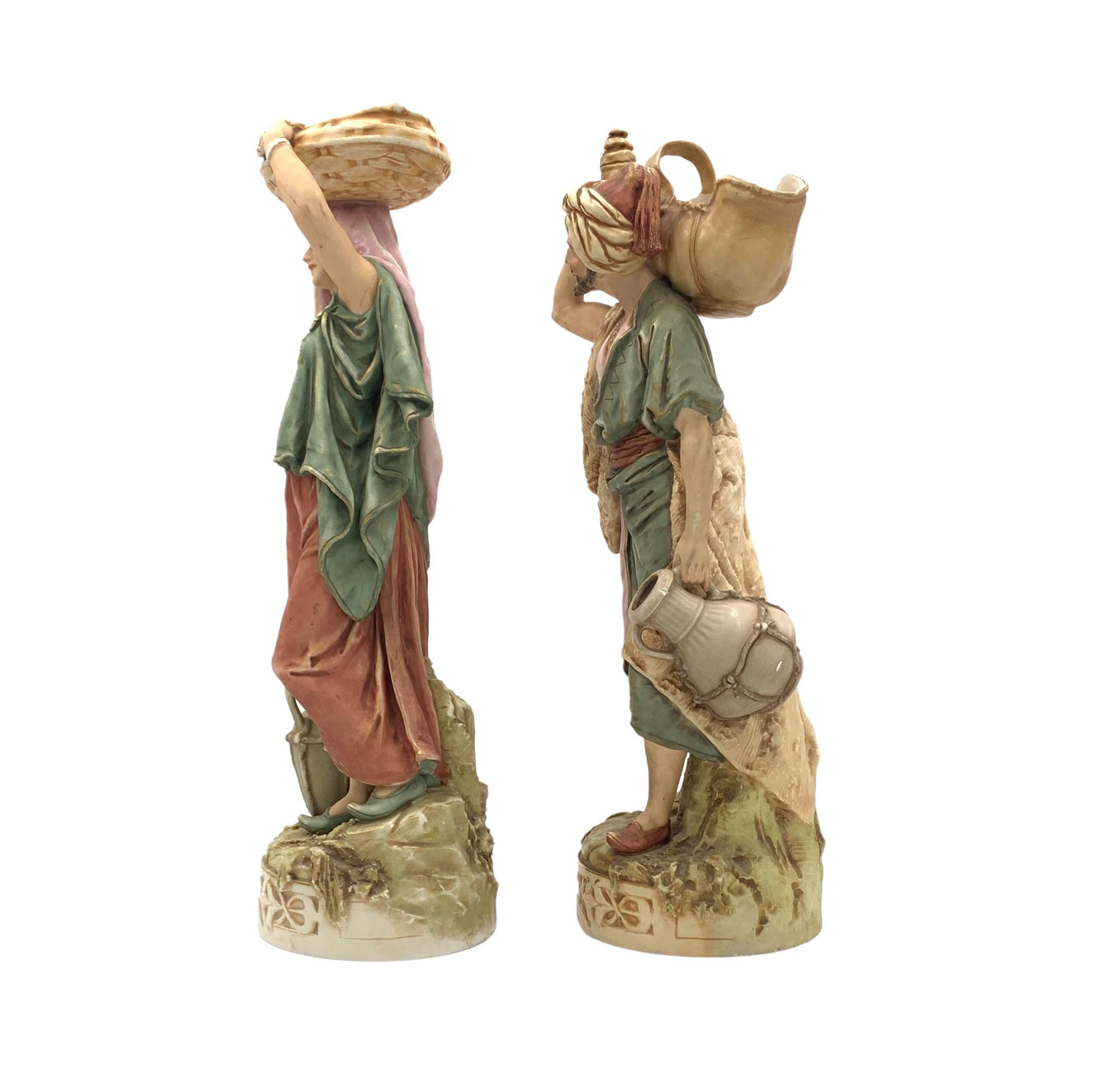 Paar Royal Dux Bohemia Porzellanfiguren eines östlichen Wasserträger und seine Begleiterin, Eine feine böhmische Royal Dux Porzellanfigur, wurde dieses Paar in der Tschechoslowakei zwischen 1900-1918 gemacht, Er trägt ein Horn-förmigen konischen