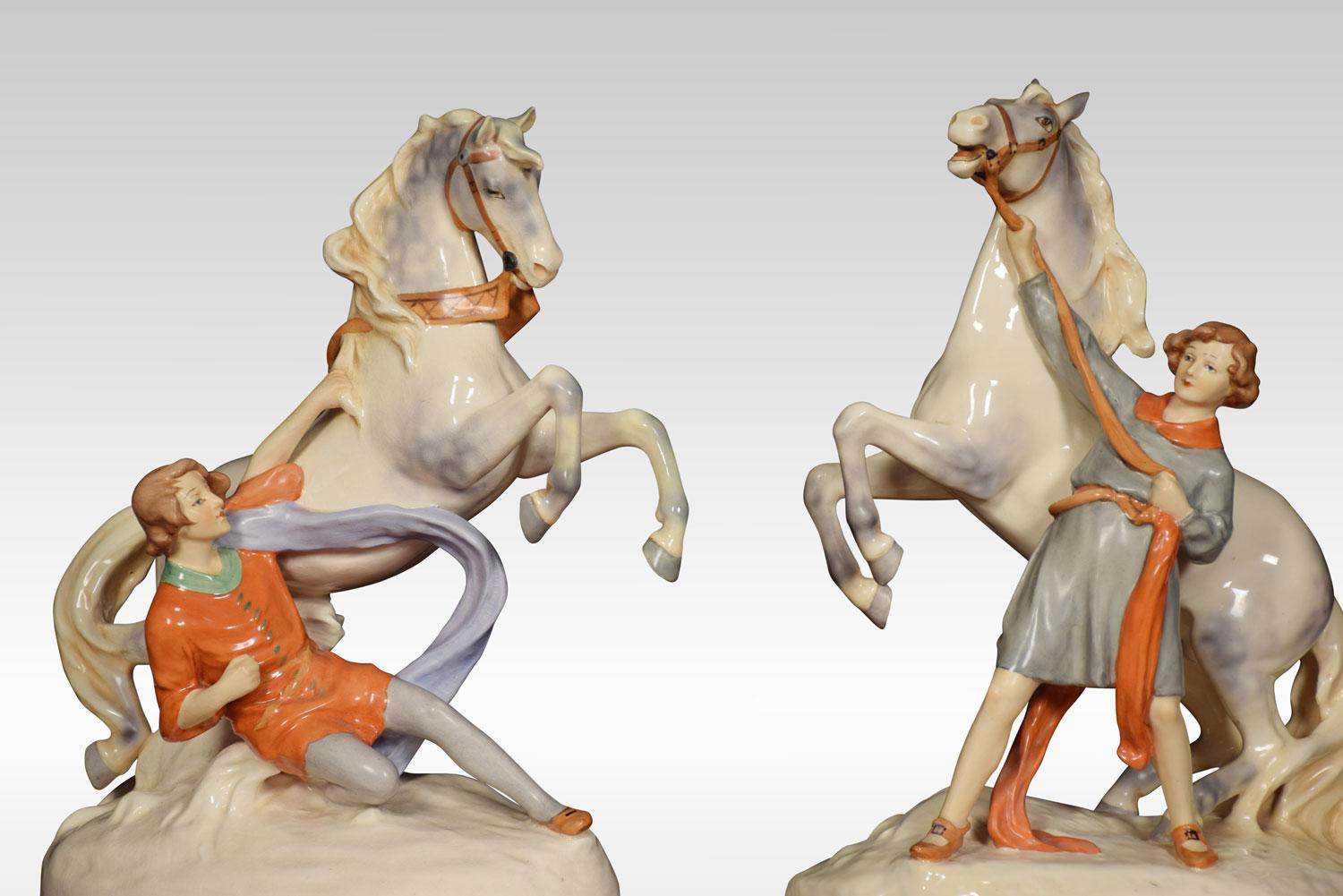 Paar Royal Dux-Figurengruppen von jungen Männern mit Pferden, modelliert in Aufrichtung mit begleitender stabiler Hand, auf ovalen Sockeln. Unterglasurmarke auf dem Sockel.
Abmessungen:
Höhe 19 Zoll
Breite 14,5 Zoll
Tiefe 8 Zoll.