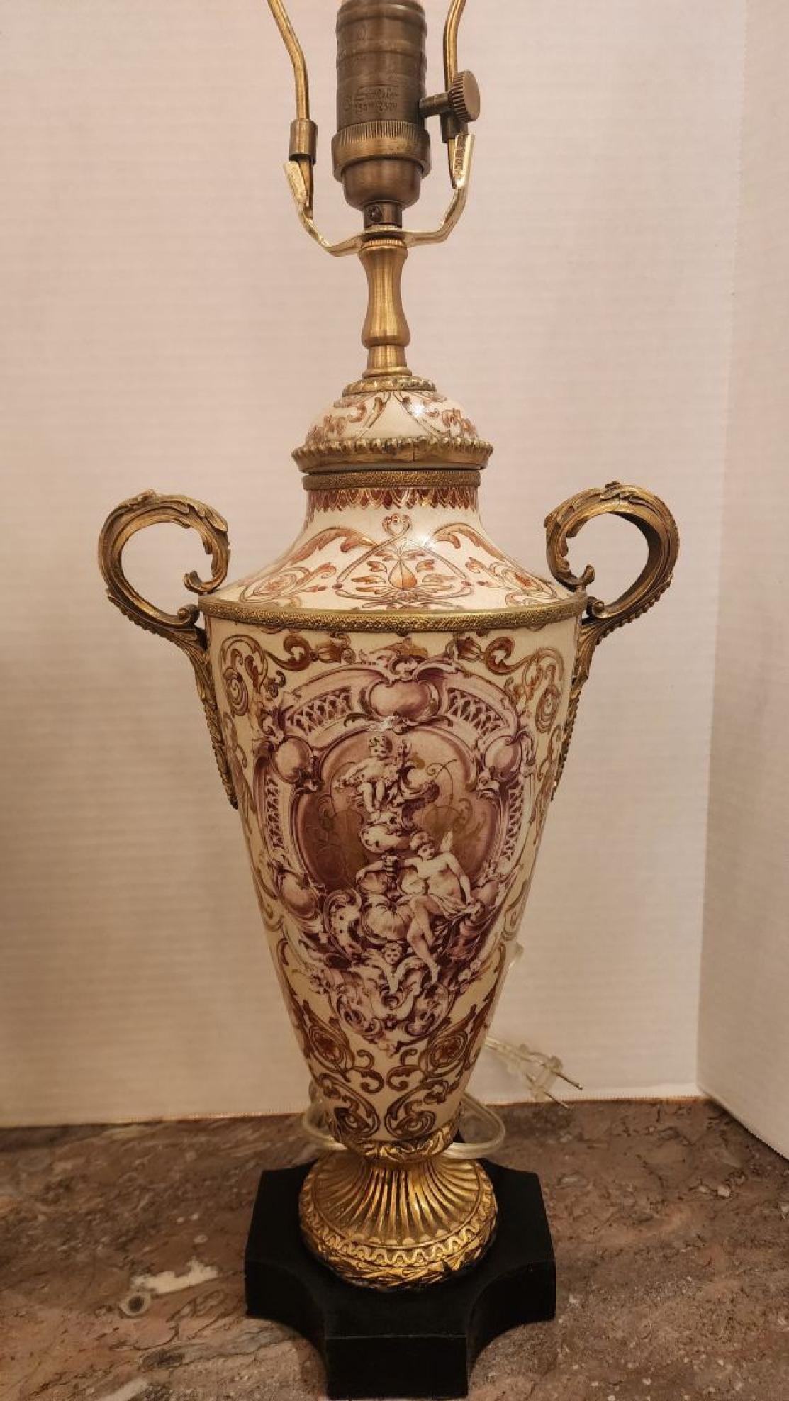 Este anuncio presenta un par de lámparas de estilo vienés montadas en bronce. 

La Secesión vienesa fue un movimiento artístico pionero que abrazó audazmente el modernismo. Rechazaba las convecciones del arte académico tradicional y celebraba