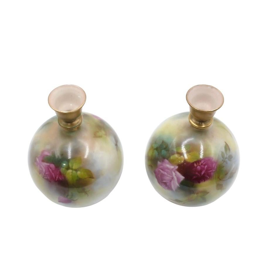 Coppia di vasi Royal Worcester in stile Liberty.

coppia di vasi dorati decorati con fiori dipinti a mano.

Materiale in ceramica in stile Art Nouveau.

Origine Circa 1900 Inghilterra.

Royal Worcester è un marchio di porcellana con sede a