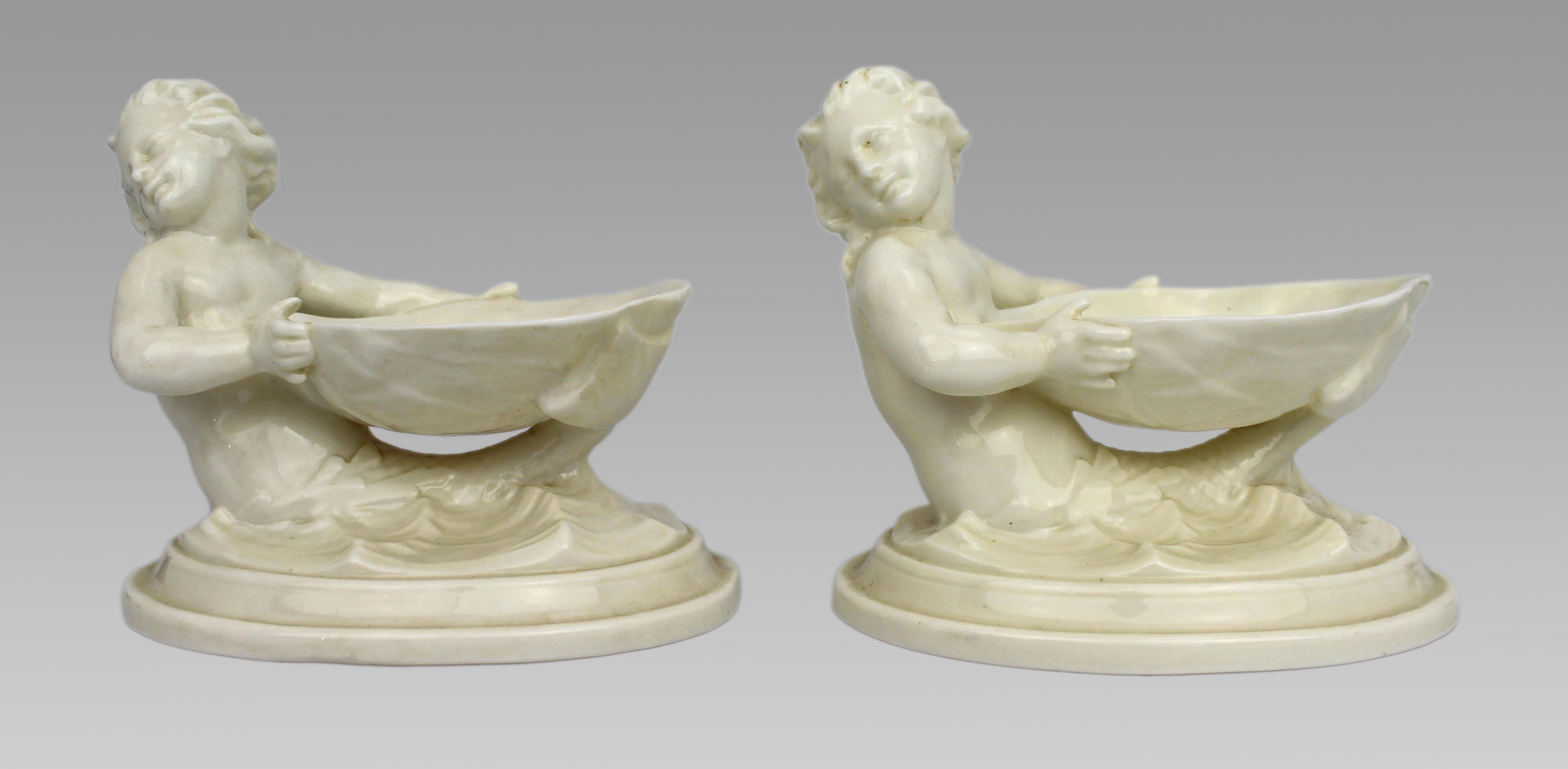 Pareja de saleros Royal Worcester Blanc de Chine Merchild, Modelo 349, Inglaterra, 1962-63

Descripción:
Encantador par de saleros blanc de chine finamente modelados de Royal Worcester, Inglaterra. Cada pieza está formada por un sireno o sirena