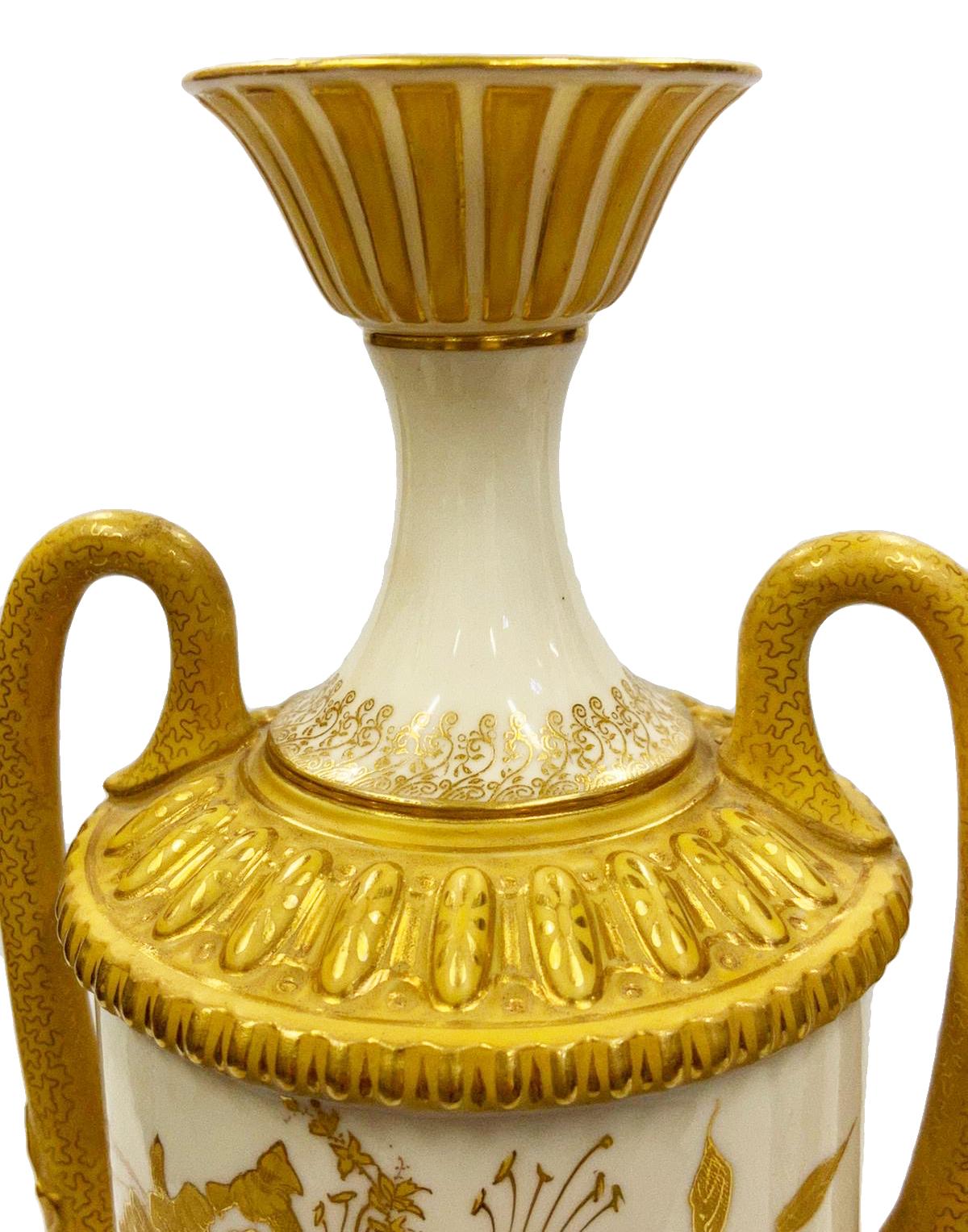 Paar Royal Worcester Porzellanvasen:: um 1900 (Englisch) im Angebot