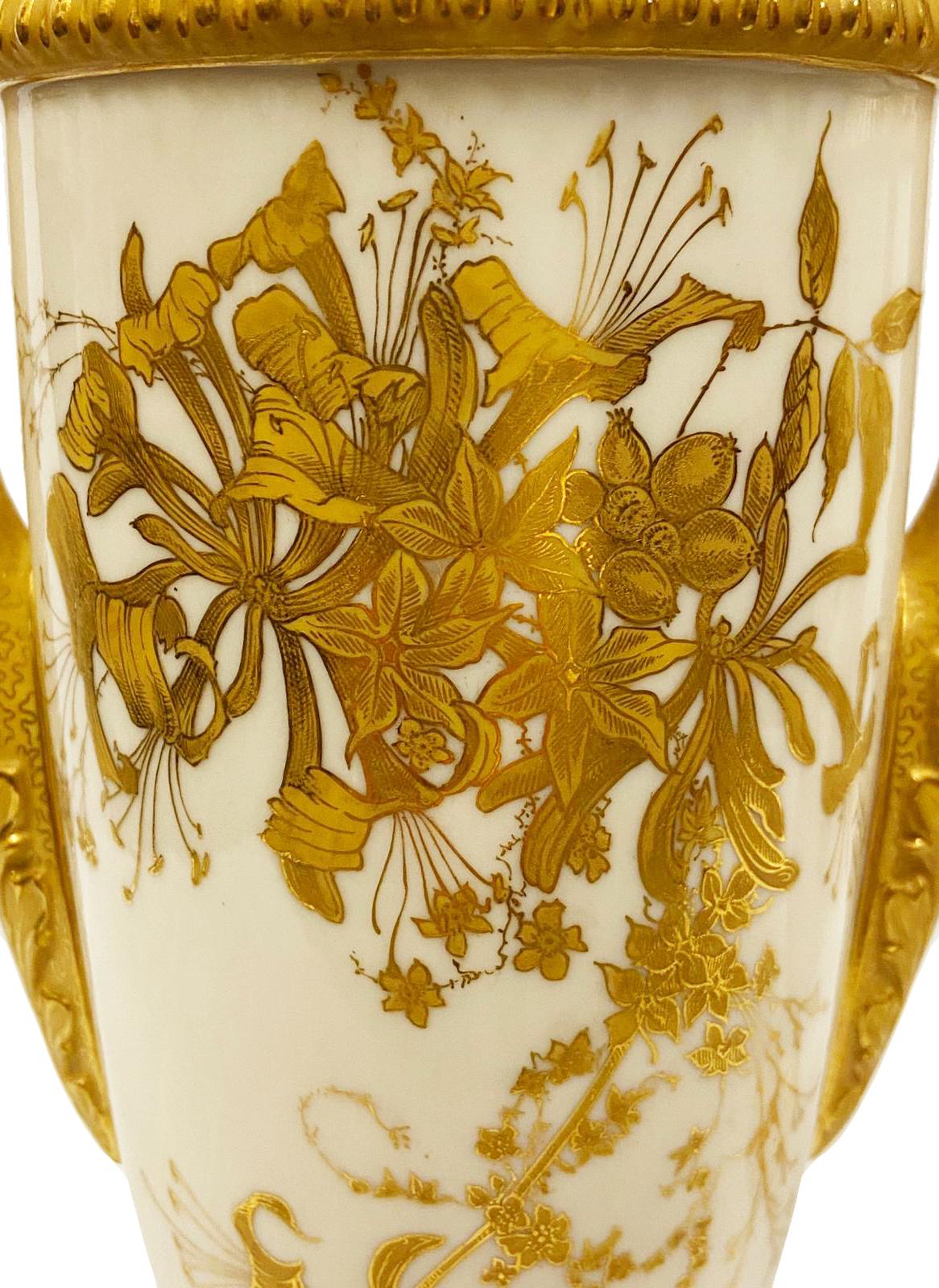 Peint à la main Paire de vases en porcelaine Royal Worcester:: vers 1900 en vente
