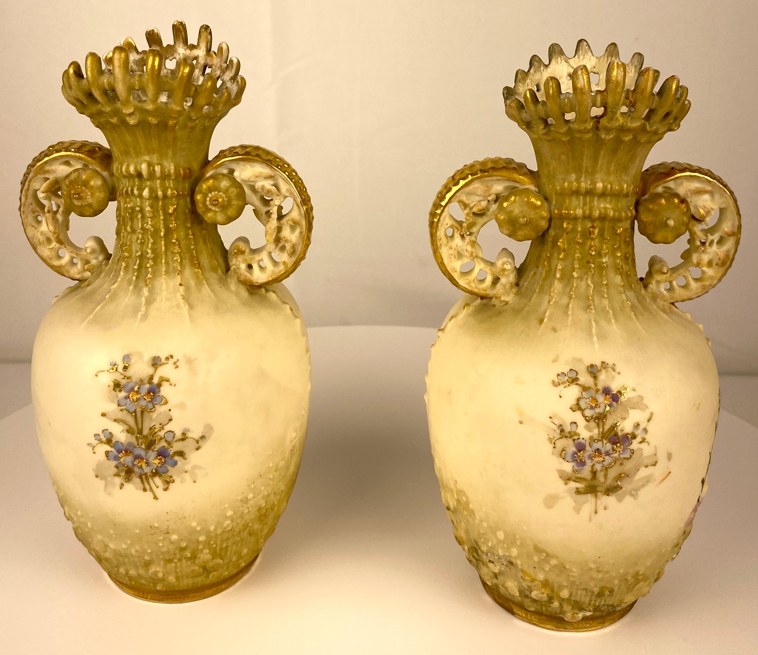 Paire de vases en porcelaine de style Royal Worcester fabriqués à la main, ivoire poudré, Autriche en vente 2