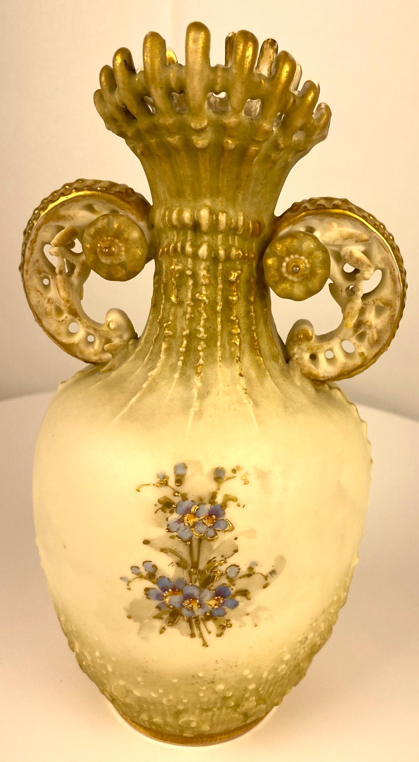 Apogée victorien Paire de vases en porcelaine de style Royal Worcester fabriqués à la main, ivoire poudré, Autriche en vente