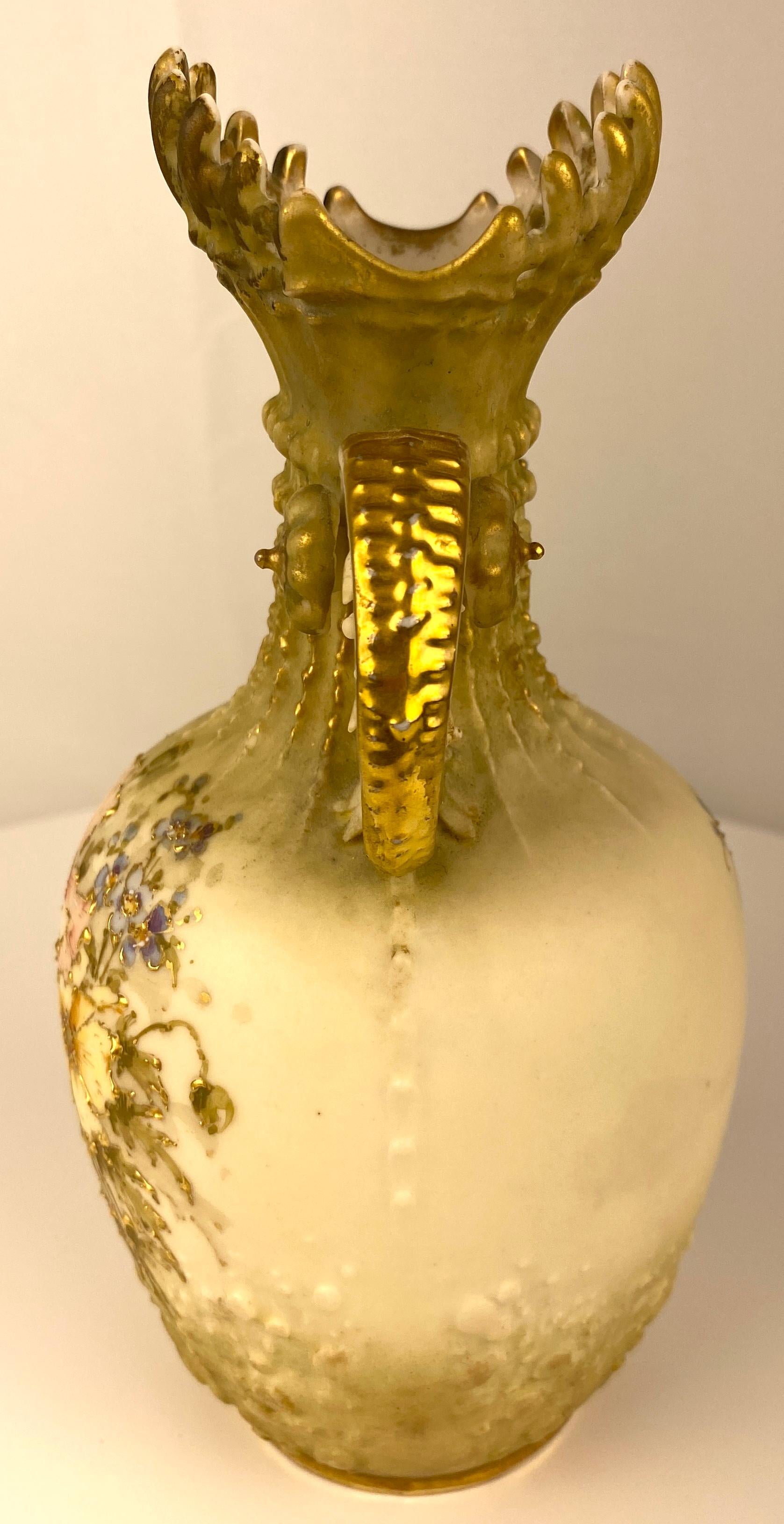 Autrichien Paire de vases en porcelaine de style Royal Worcester fabriqués à la main, ivoire poudré, Autriche en vente