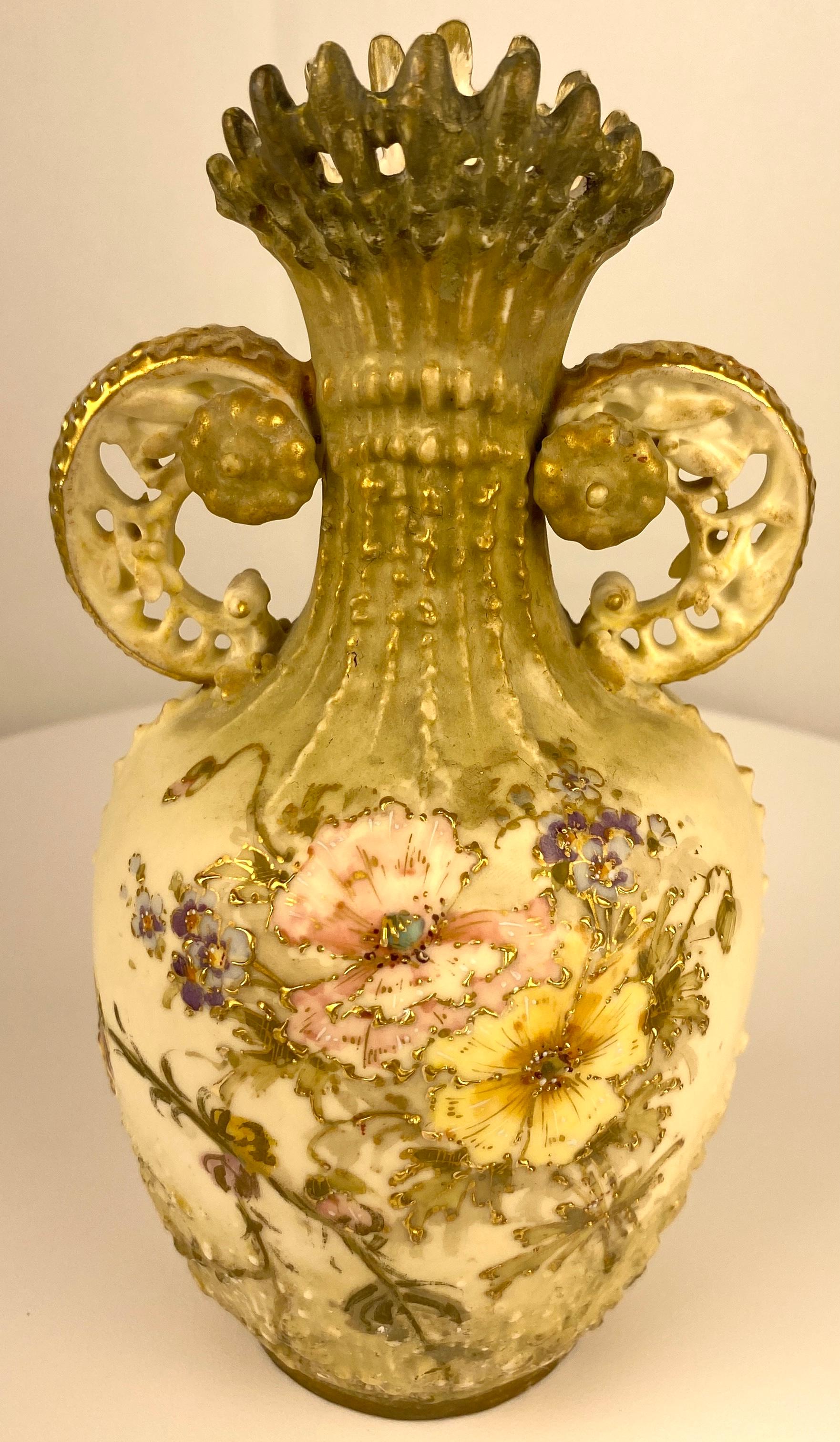 XIXe siècle Paire de vases en porcelaine de style Royal Worcester fabriqués à la main, ivoire poudré, Autriche en vente