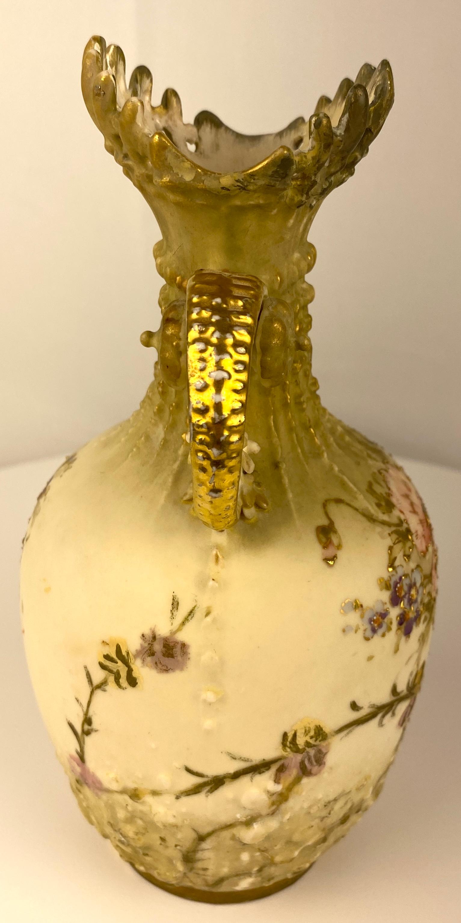 Porcelaine Paire de vases en porcelaine de style Royal Worcester fabriqués à la main, ivoire poudré, Autriche en vente