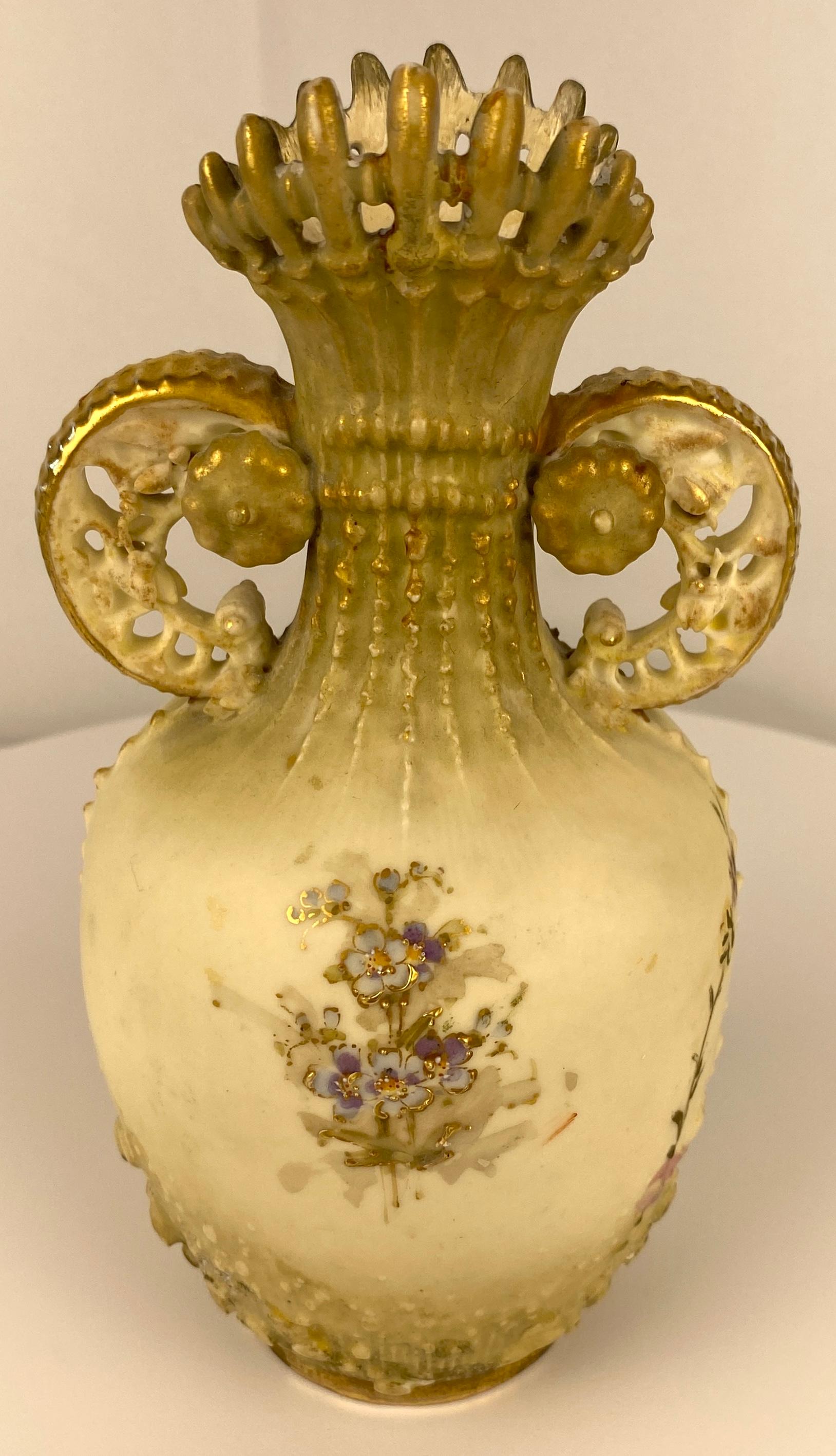 Paire de vases en porcelaine de style Royal Worcester fabriqués à la main, ivoire poudré, Autriche en vente 1