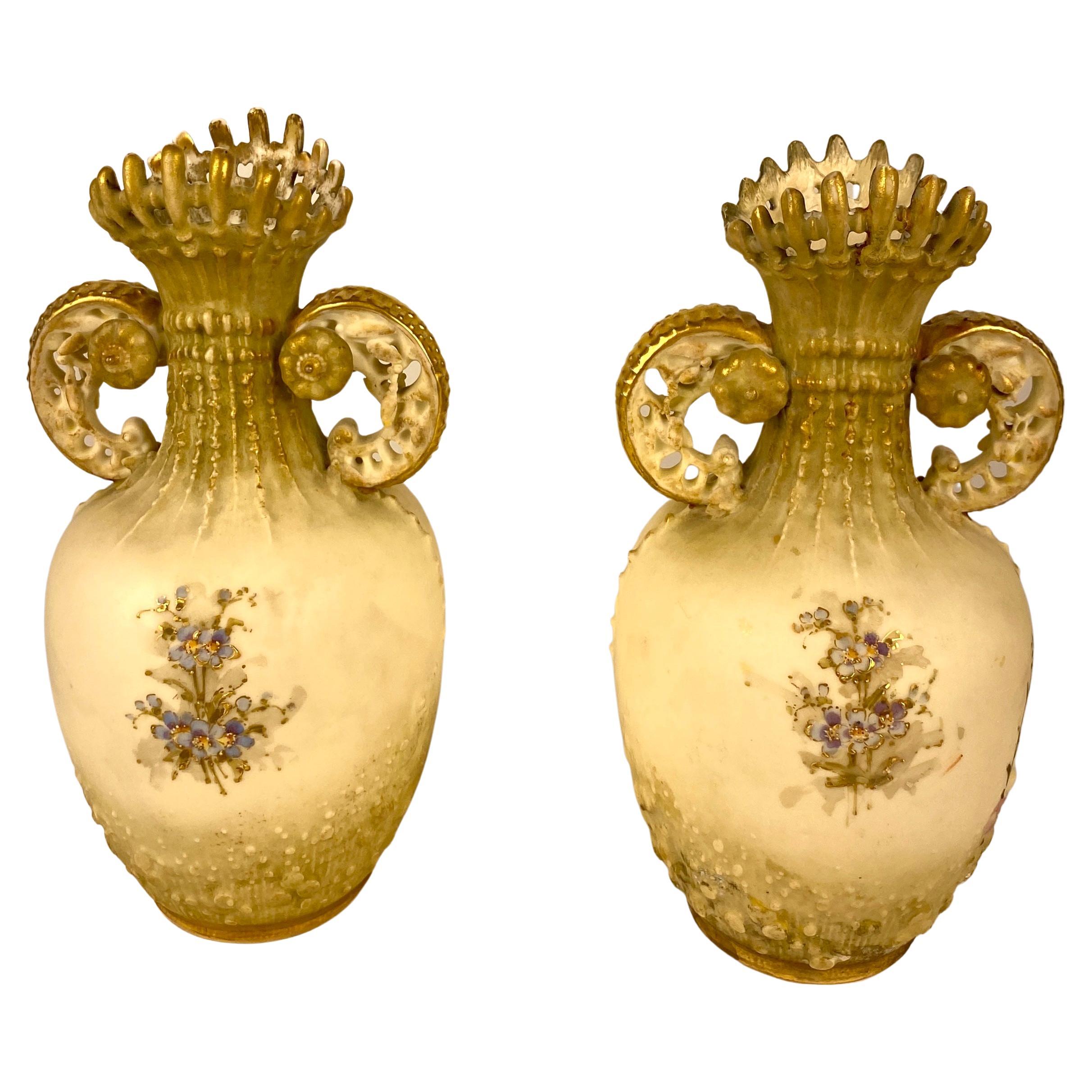 Paire de vases en porcelaine de style Royal Worcester fabriqués à la main, ivoire poudré, Autriche