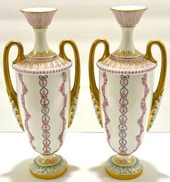 Paire de vases de style néoclassique transitionnel Royal Worcester, Angleterre, 1901