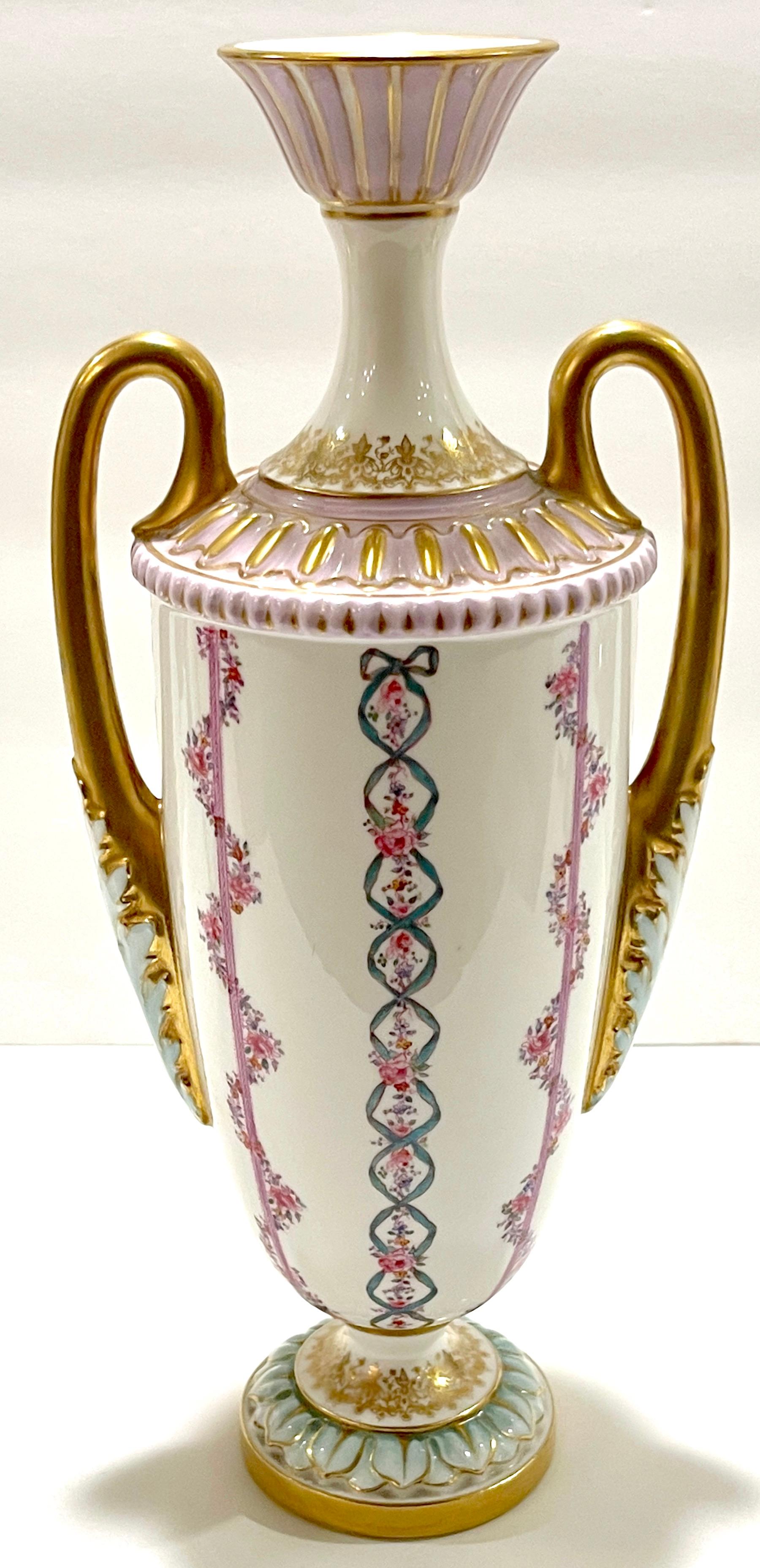 Paire de vases de style néoclassique transitionnel Royal Worcester, Angleterre, 1901 Bon état - En vente à West Palm Beach, FL