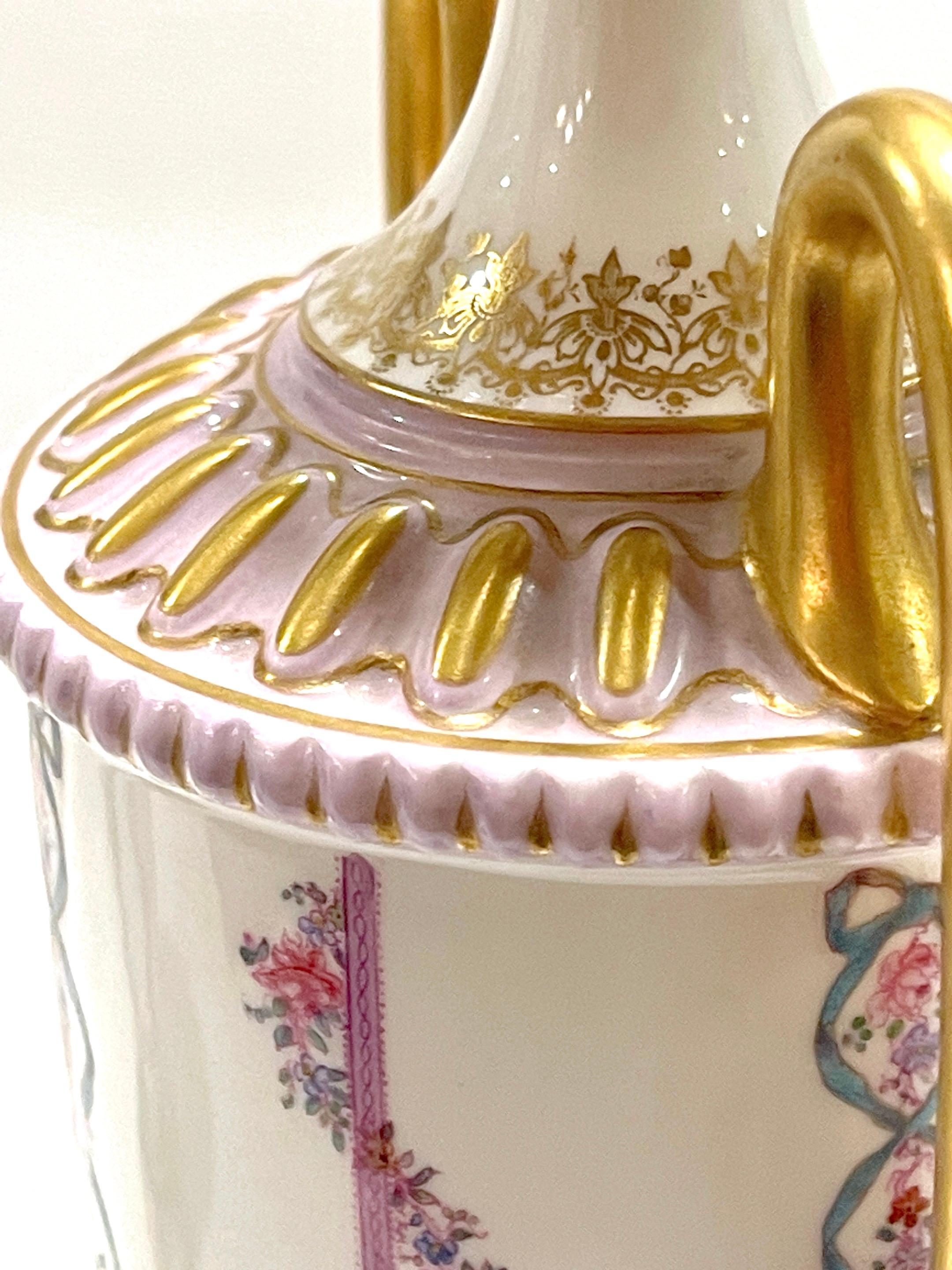 Porcelaine Paire de vases de style néoclassique transitionnel Royal Worcester, Angleterre, 1901 en vente