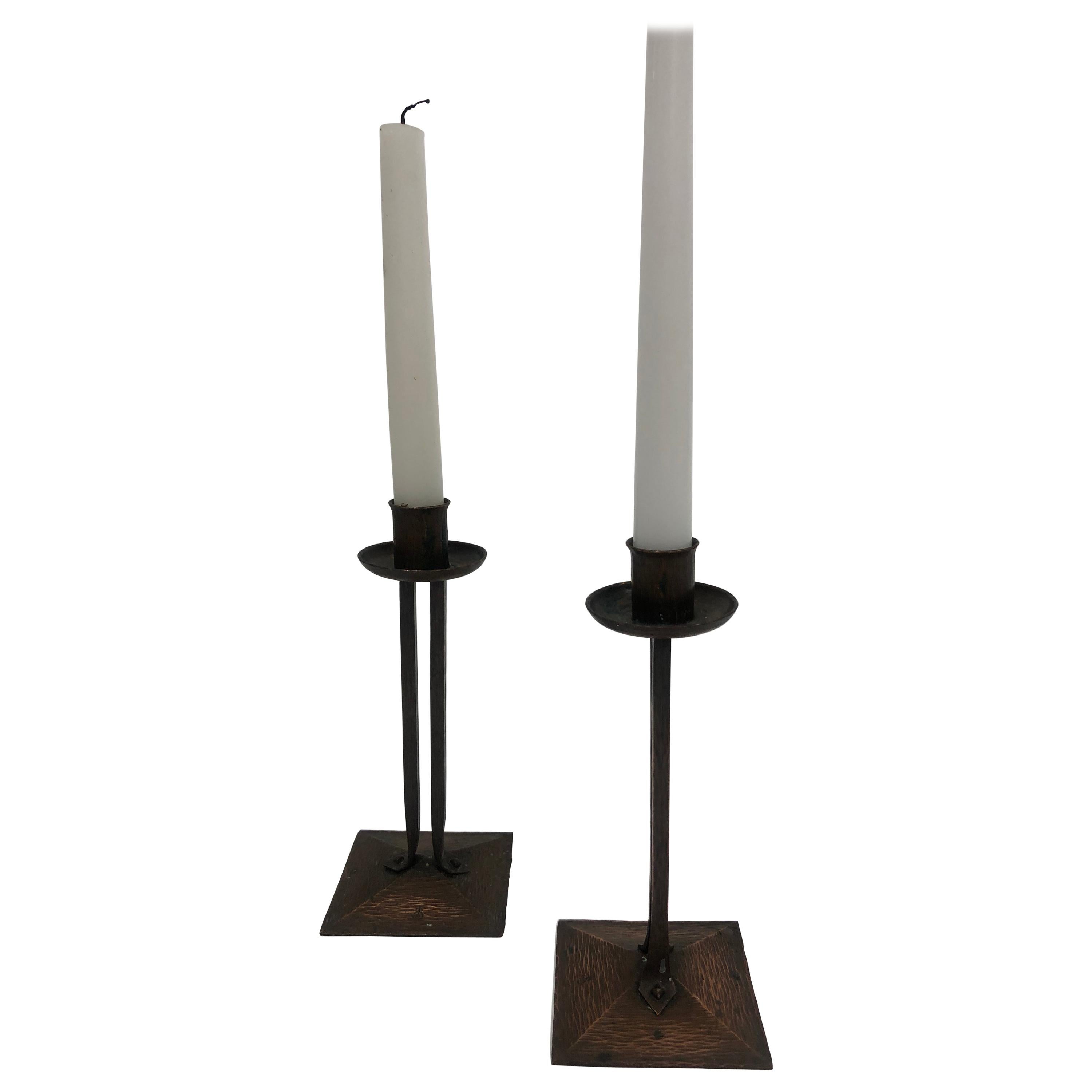 Paar Roycrofters-Kerzenständer aus Kupfer im Stil des Arts and Crafts
