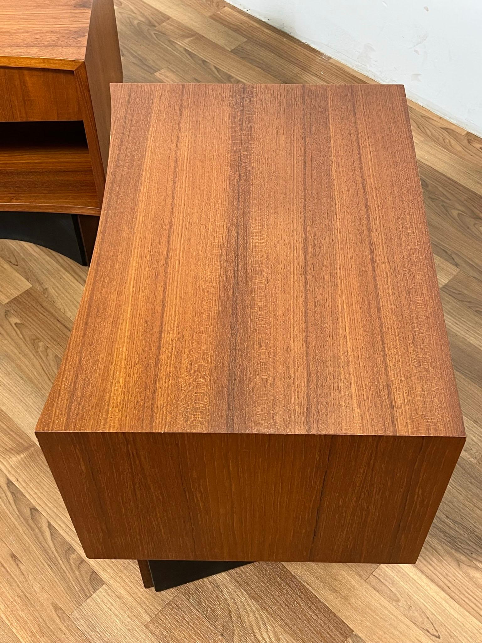 Pair of RS Associates Mid-Century Teak Nightstands In Good Condition In Peabody, MA