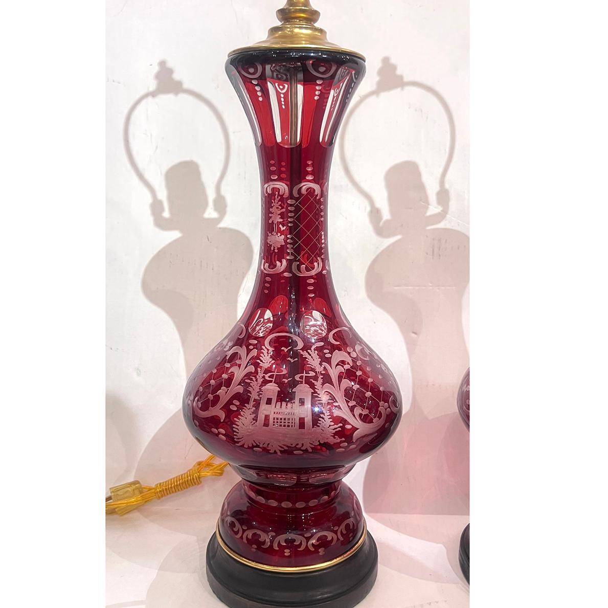 Paire de lampes en verre gravé françaises des années 1920.

Mesures :
Hauteur du corps : 18