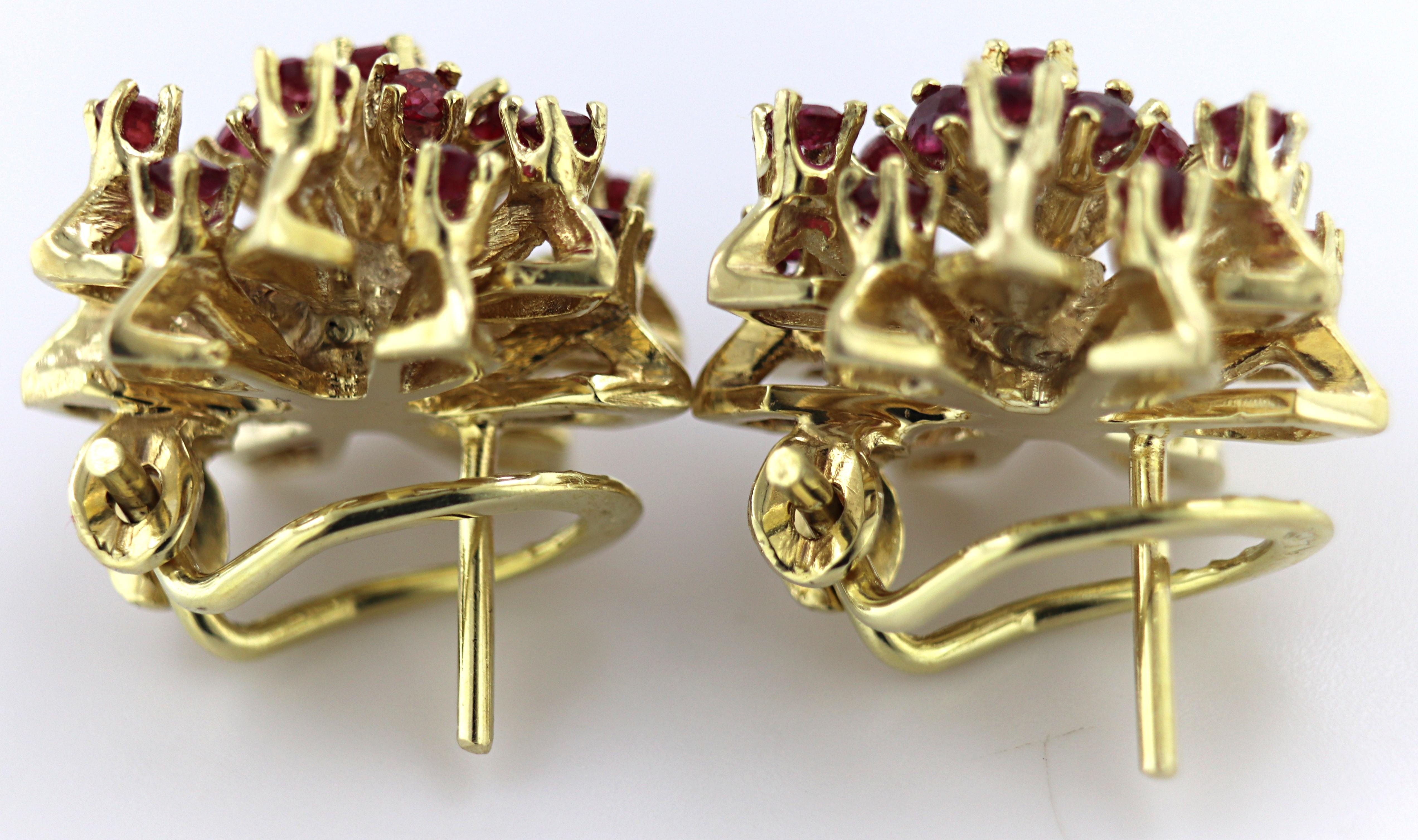 Women's or Men's Pair of Ruby, 14k Yellow Gold Flower Earrings For Sale