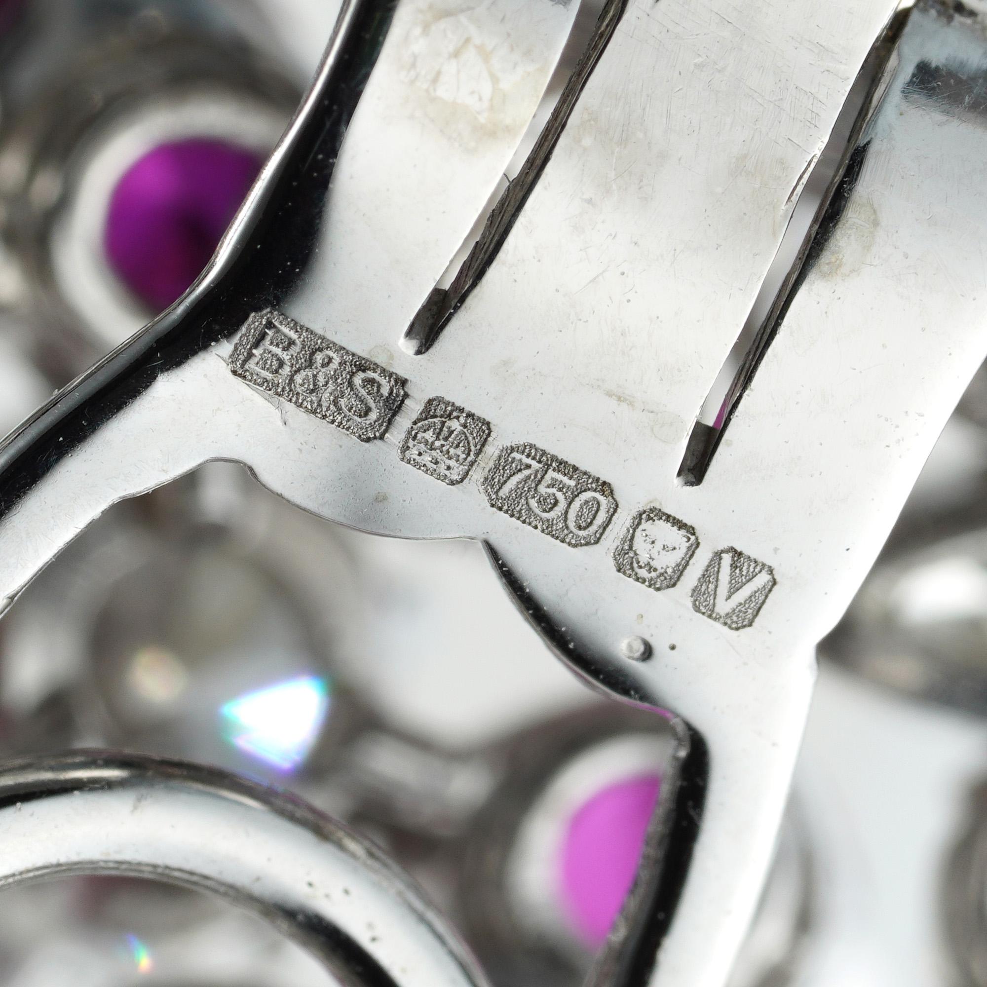 Ein Paar Rubin- und Diamant-Cluster-Ohrringe im Zustand „Hervorragend“ im Angebot in London, GB