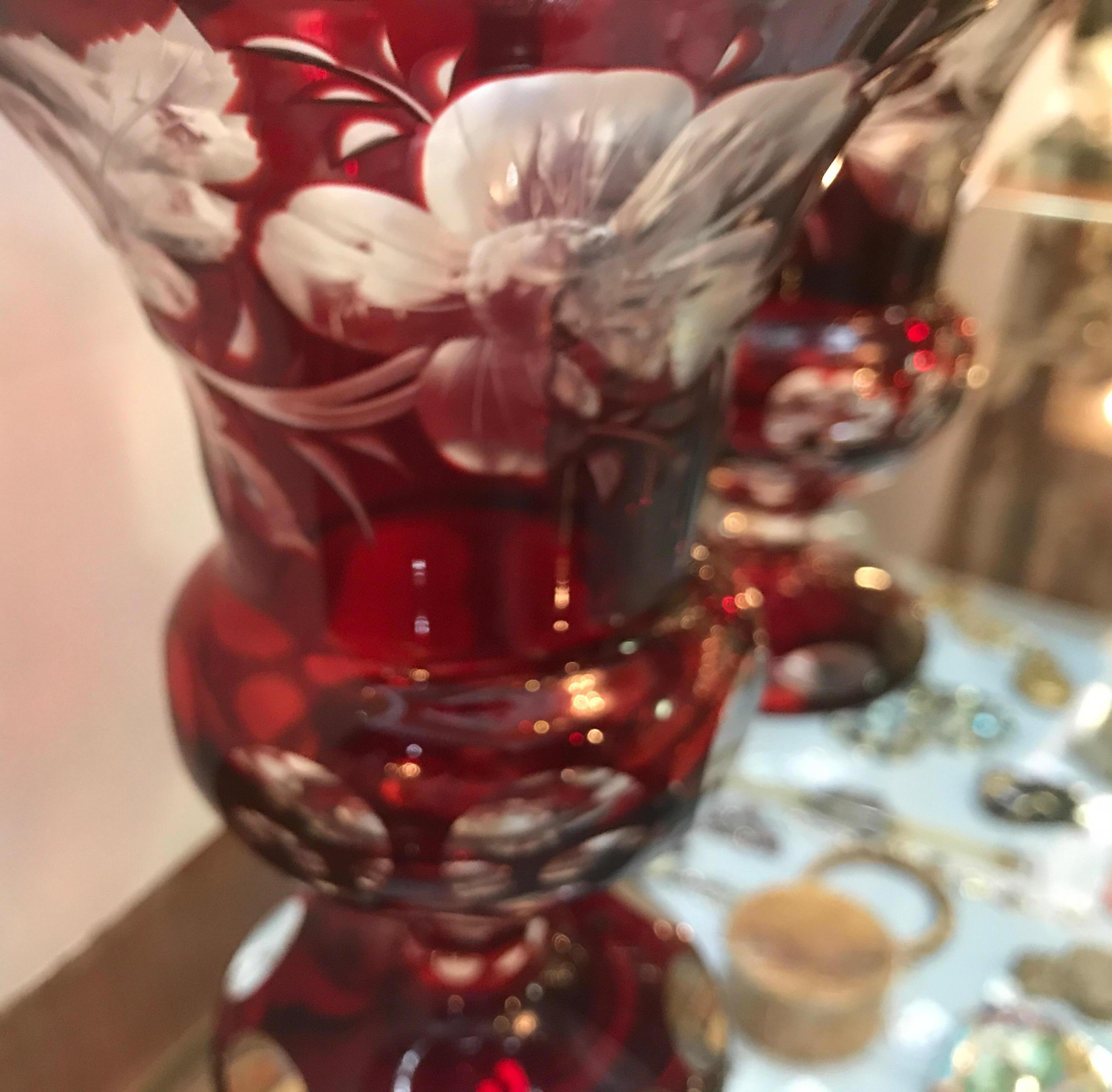 Paire d'urnes campanaires en verre rubis intaglao taillé et transparent en vente 5