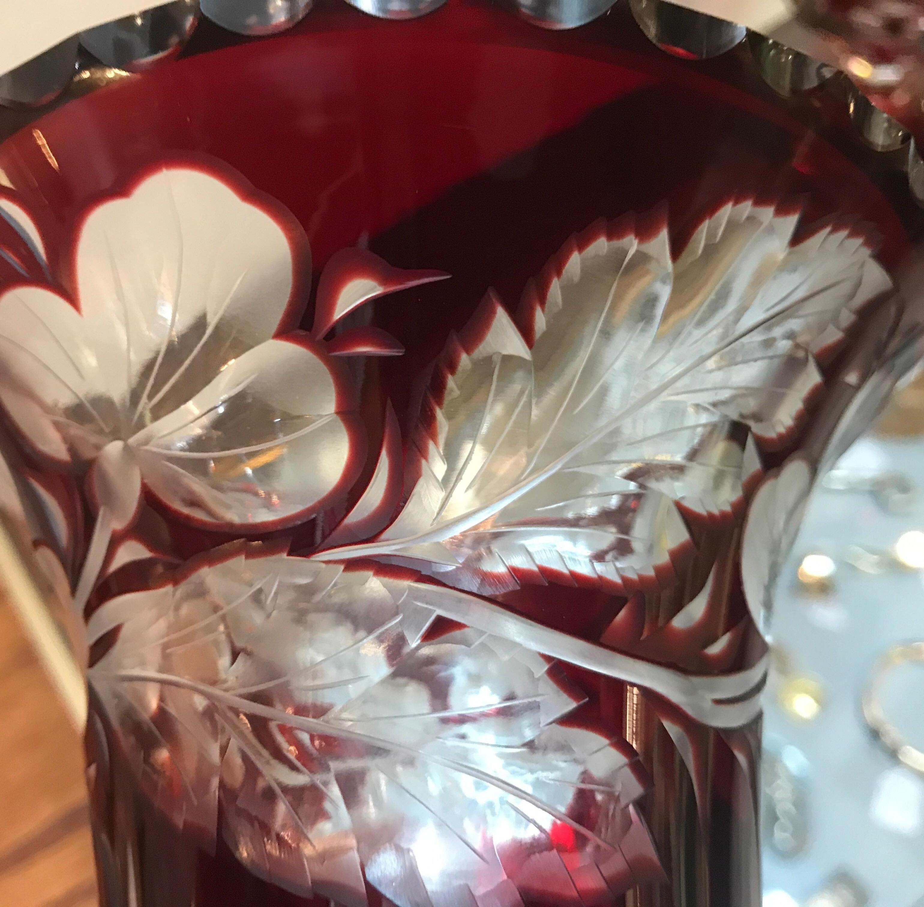 Paire d'urnes campanaires en verre rubis intaglao taillé et transparent en vente 8