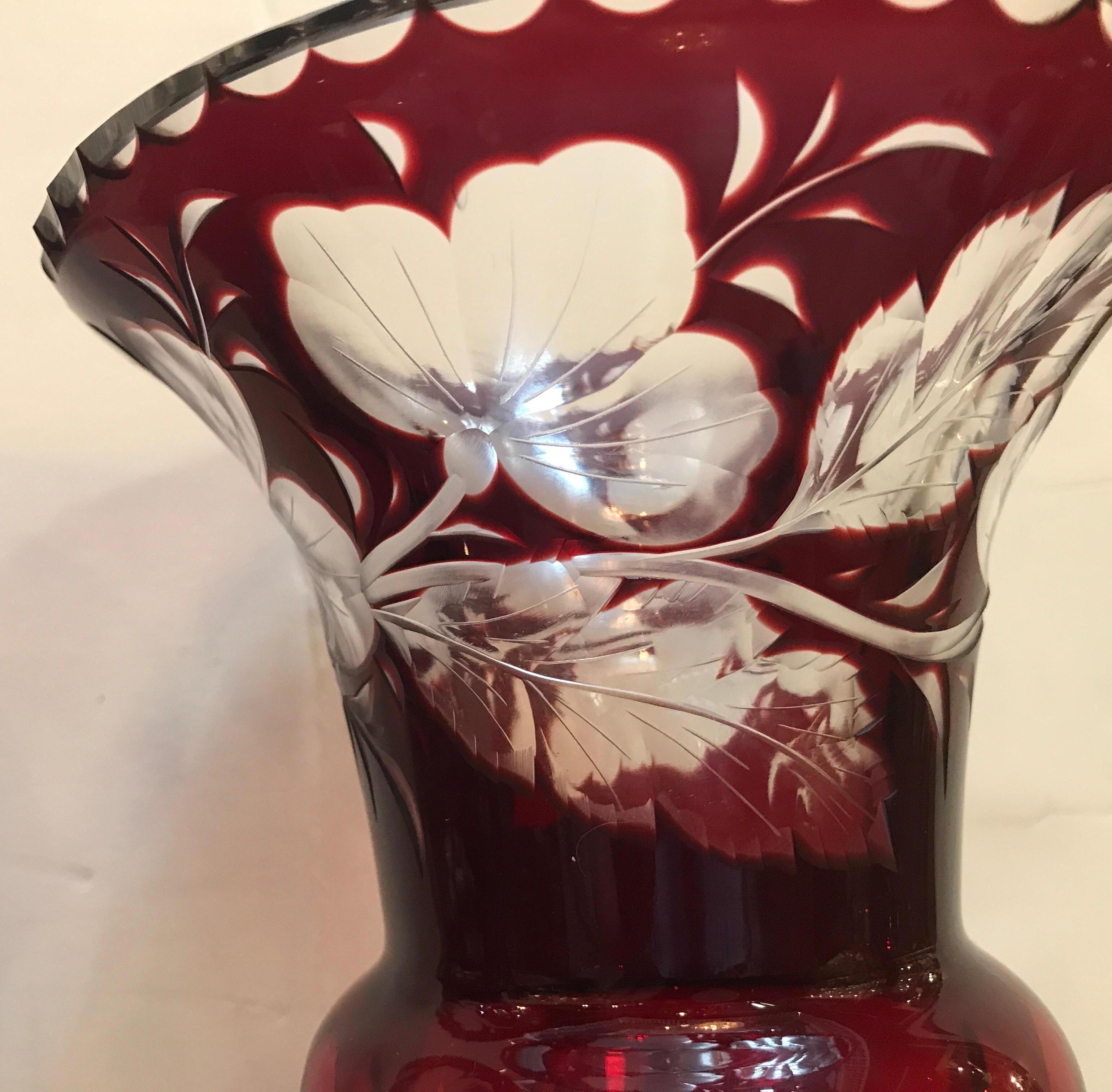 Paire d'urnes campanaires en verre rubis intaglao taillé et transparent en vente 1